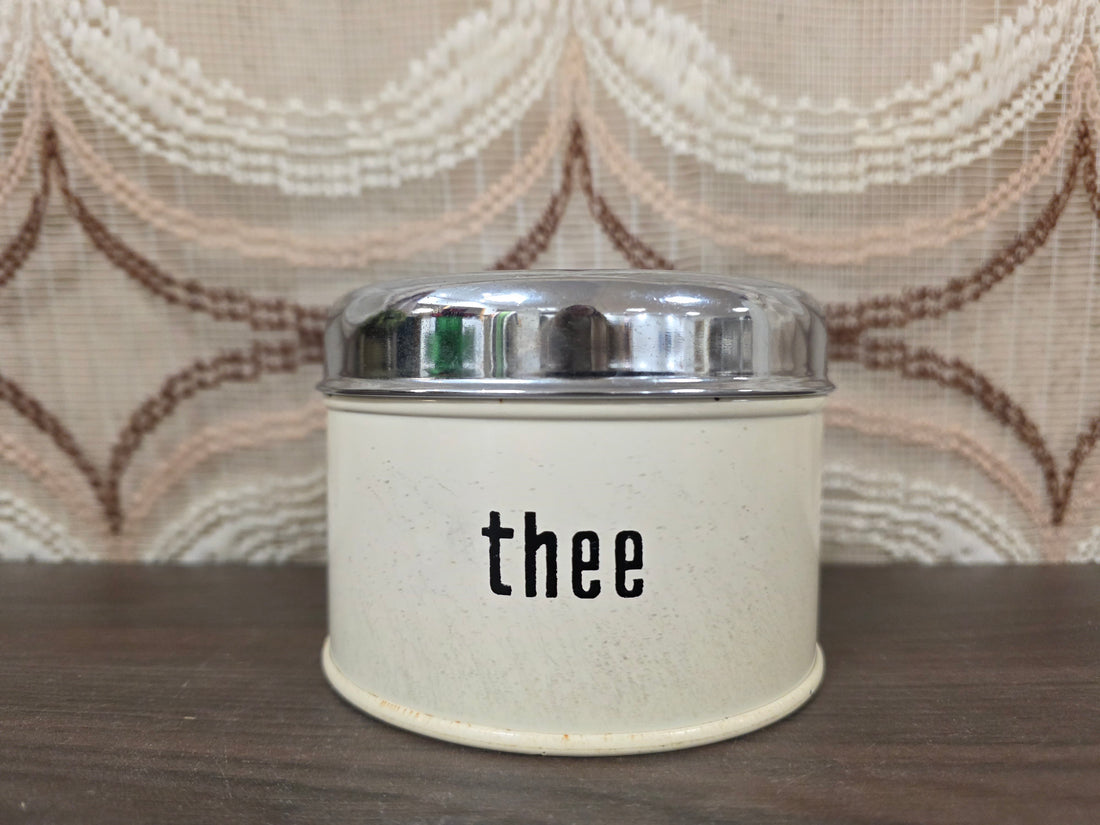 Crèmekleurig vintage Brabantia theeblik met opschrift thee