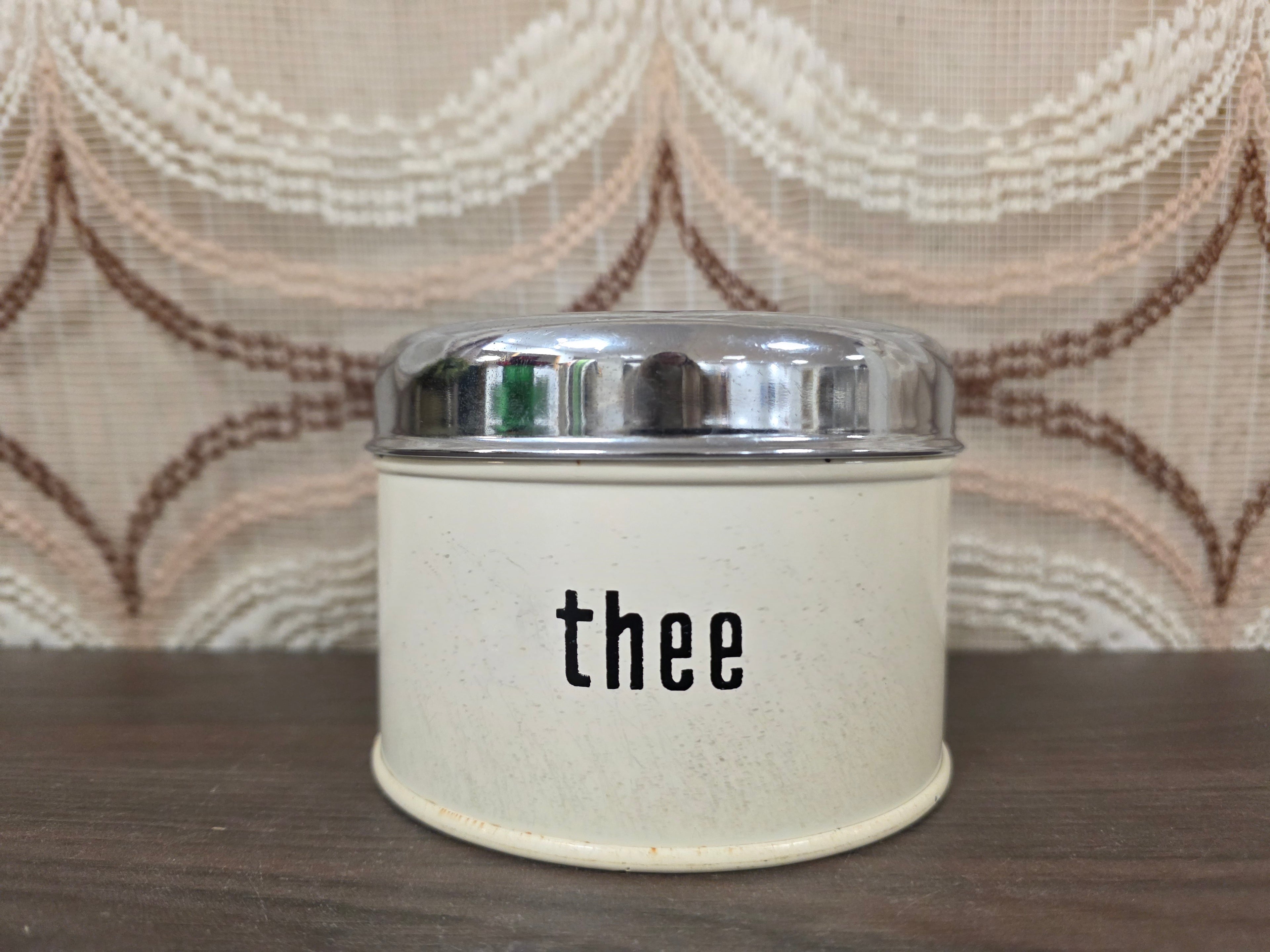 Crèmekleurig vintage Brabantia theeblik met opschrift thee