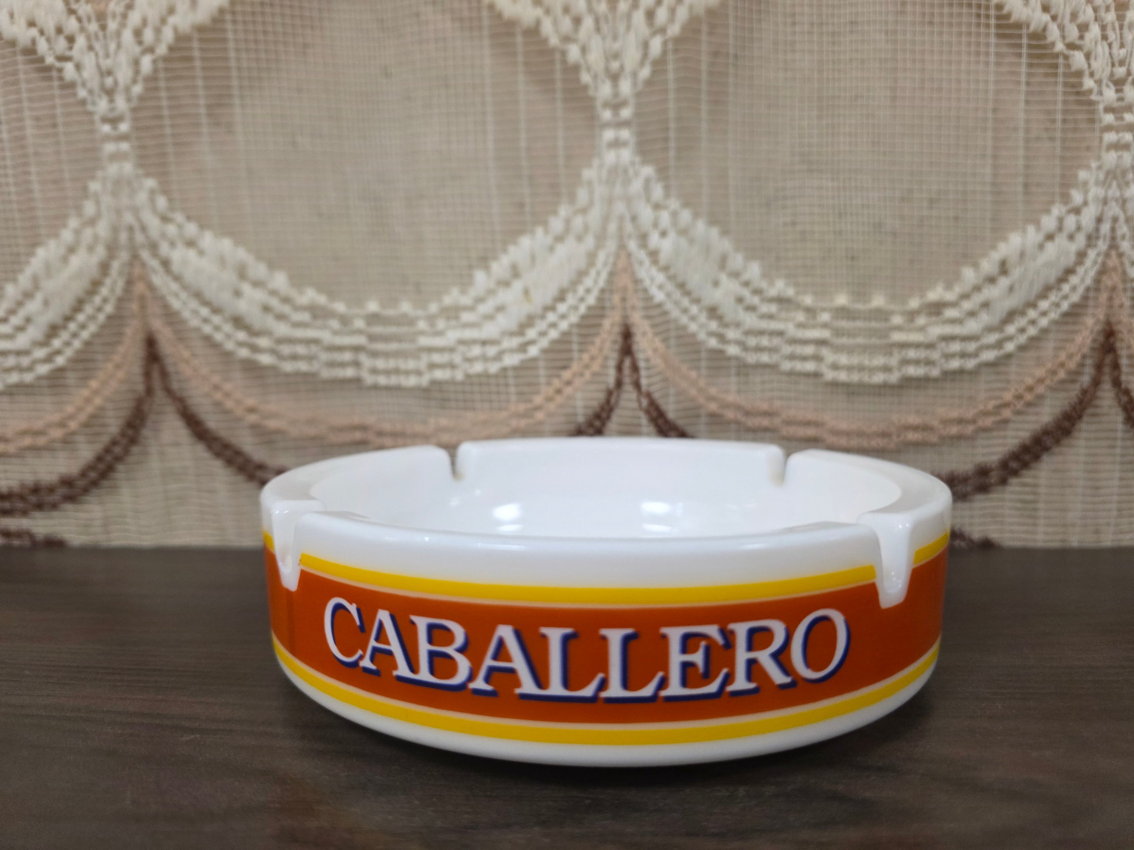 Vintage glazen Caballero asbak met oranje en gele band