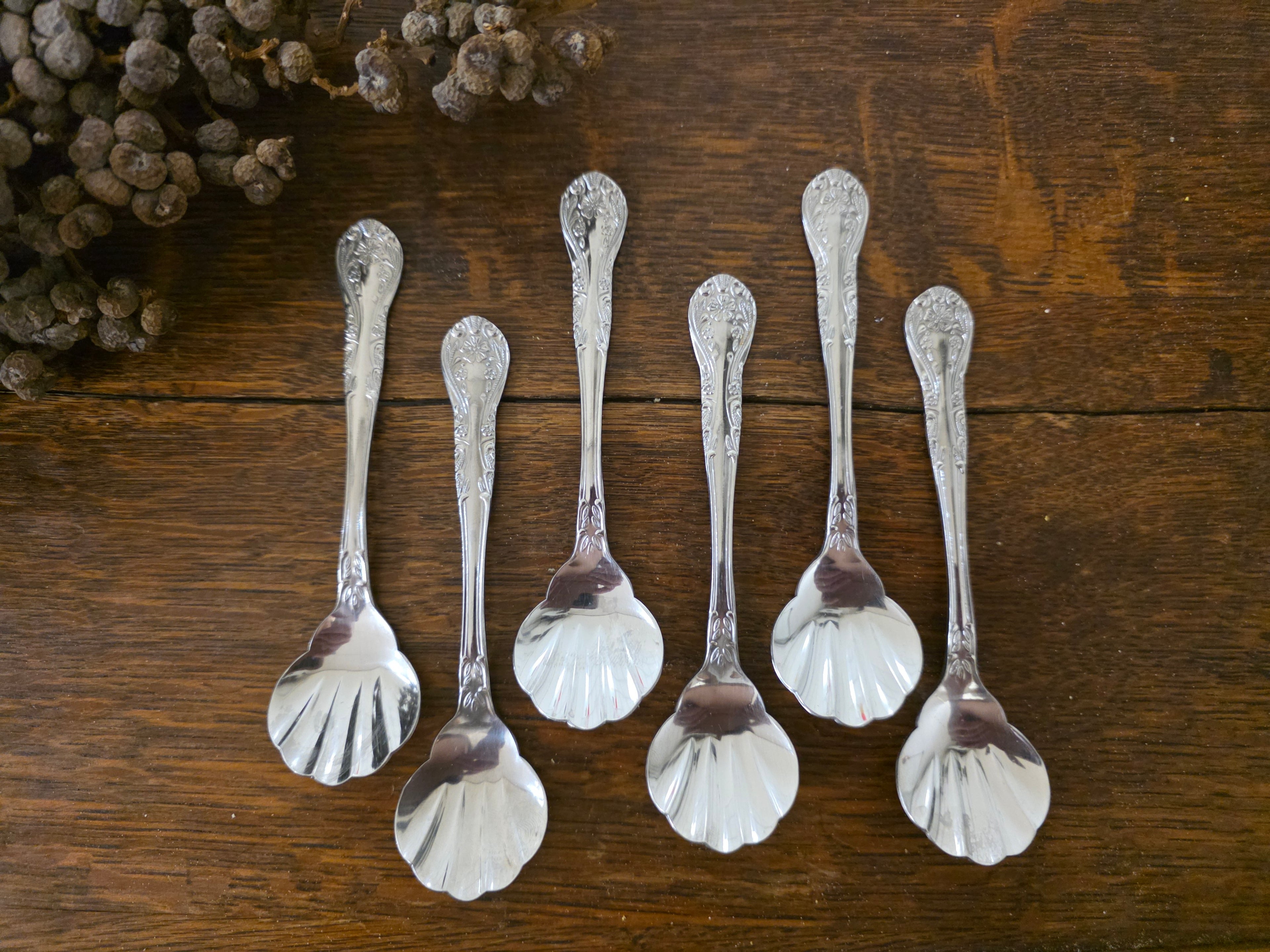 Set van zes vintage Clover RVS schelplepels met sierlijk handvat van 13 cm.