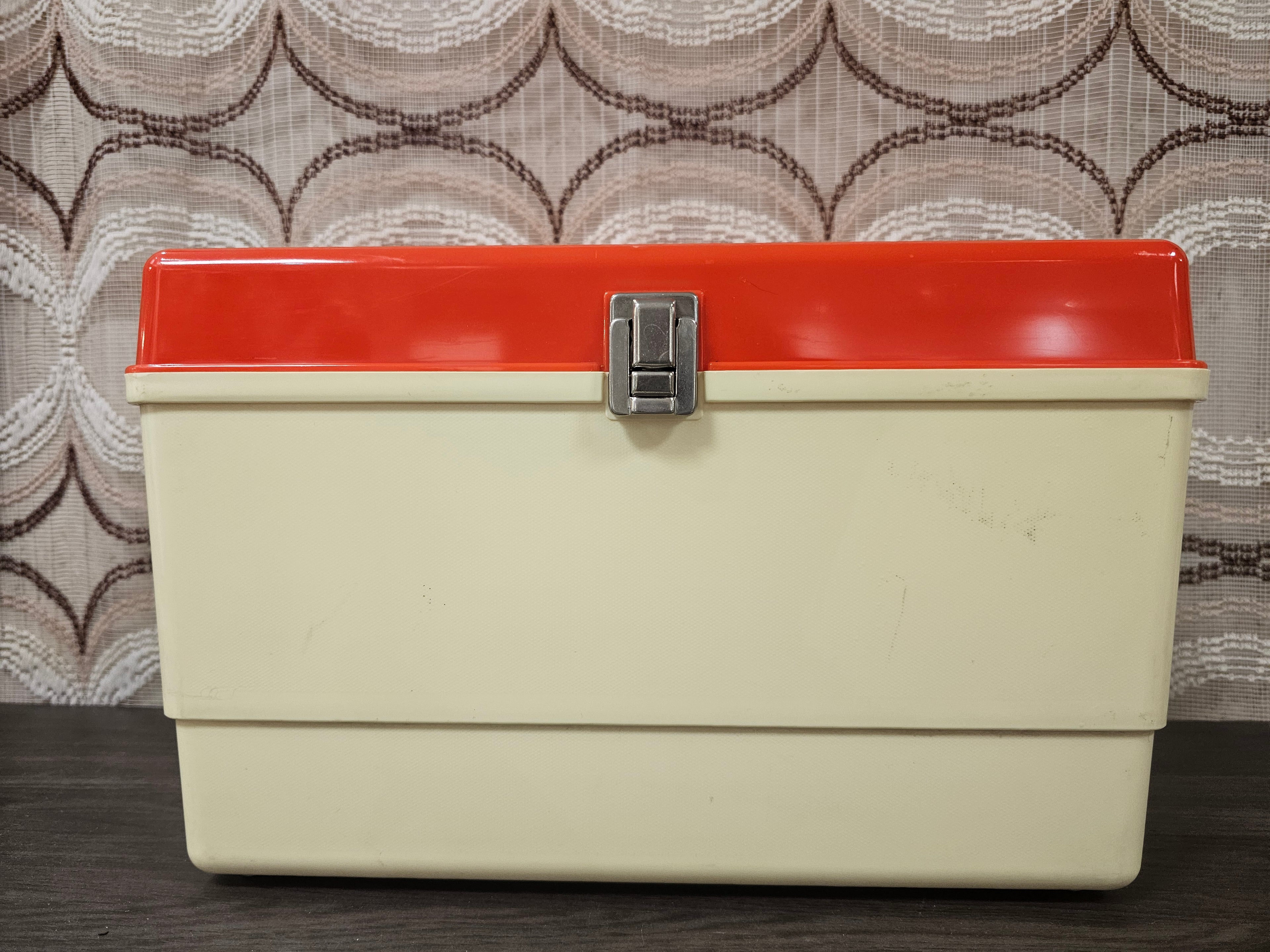 Curver naaikoffer van crème kunststof met oranje deksel en inzetbakje