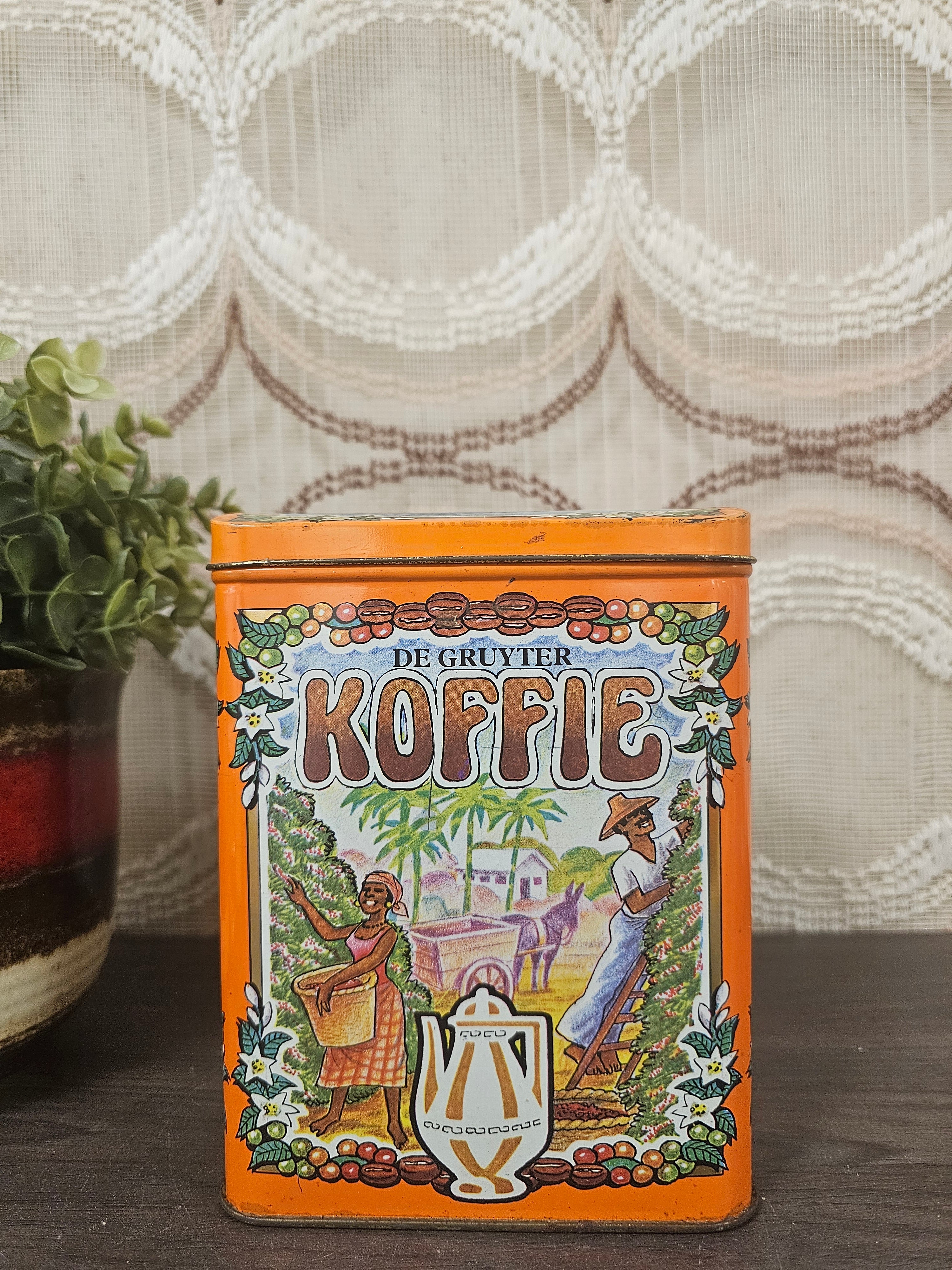 Oranje vintage De Gruyter koffieblik voor twee keer 250 gram, met deksel en opdruk, afmetingen 16 x 10,5 x 12,5 cm
