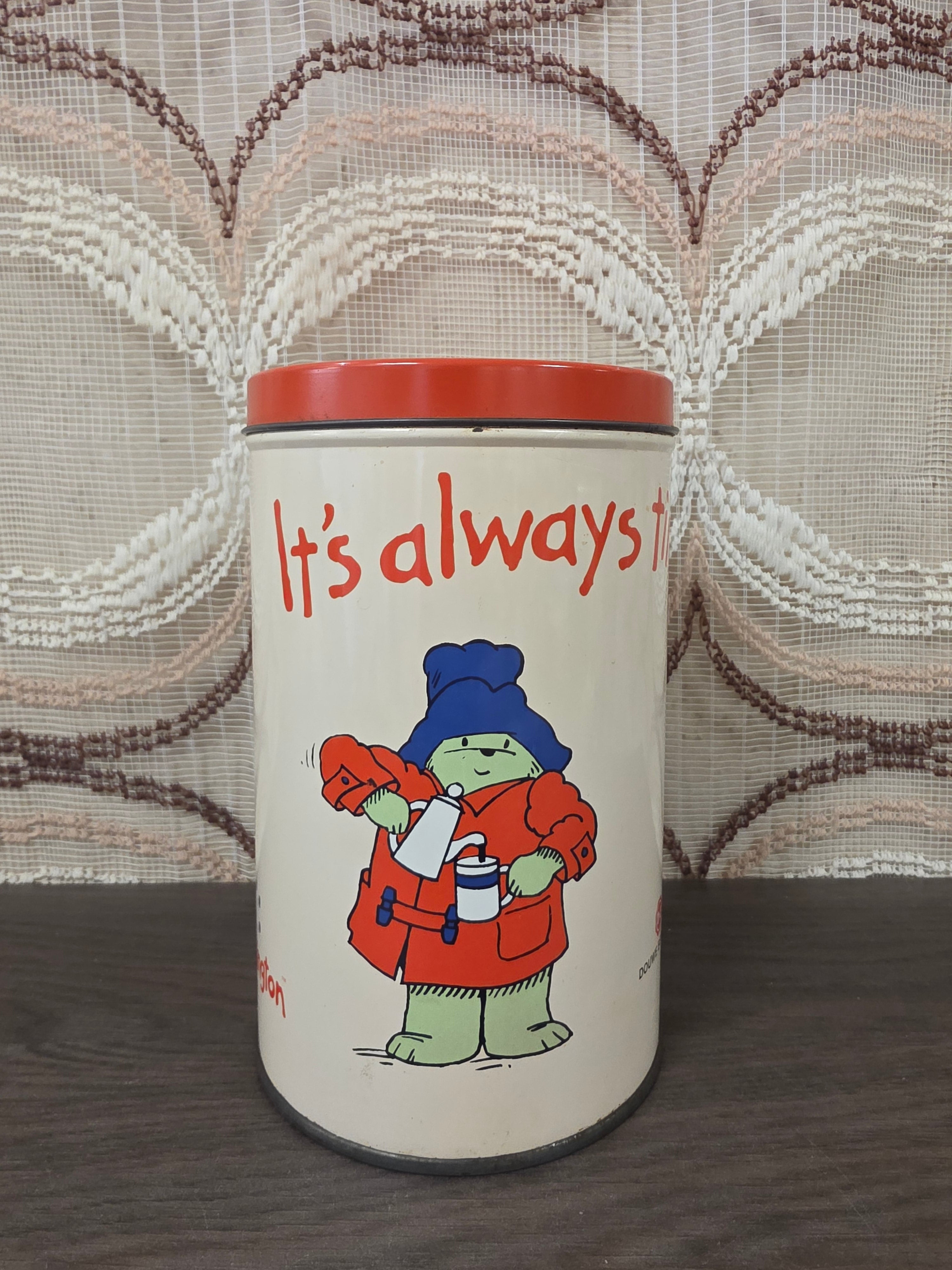 Douwe Egberts koffieblik uit 1995 met Paddington Bear en rode deksel