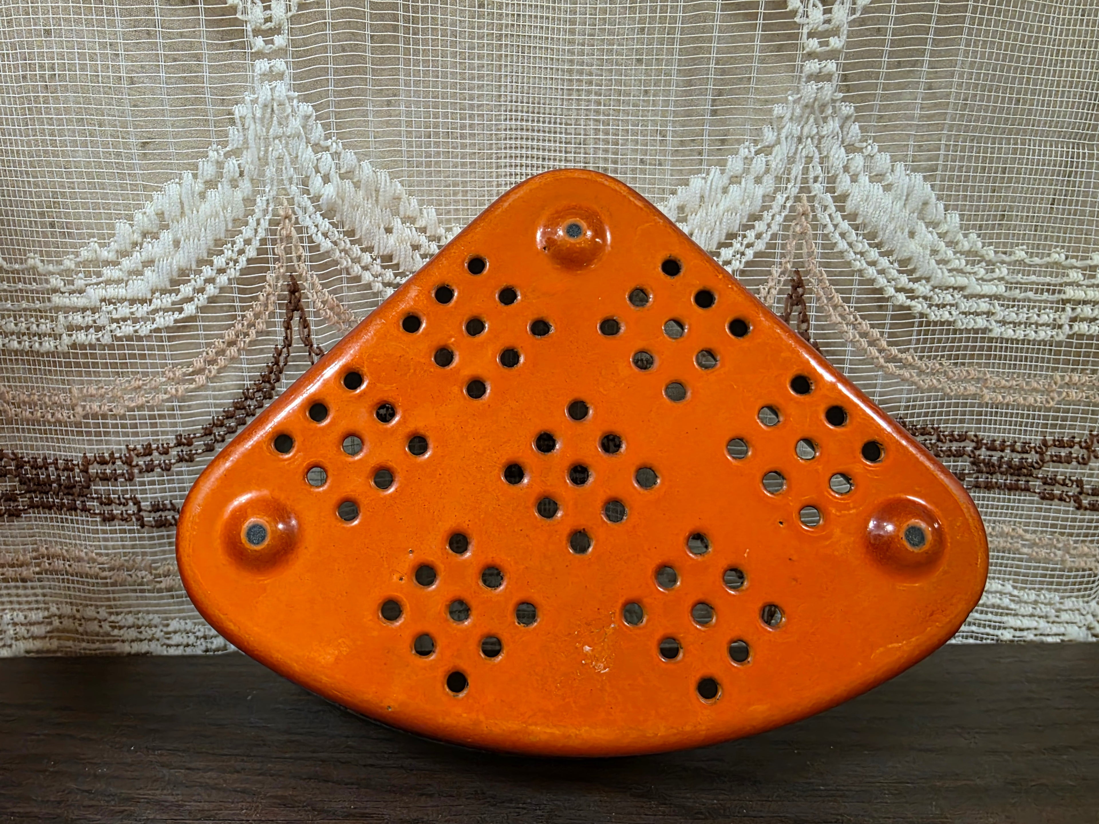 Vintage oranje emaille gootsteenbakje met afwateringsgaatjes voor spons of huishoudzeep