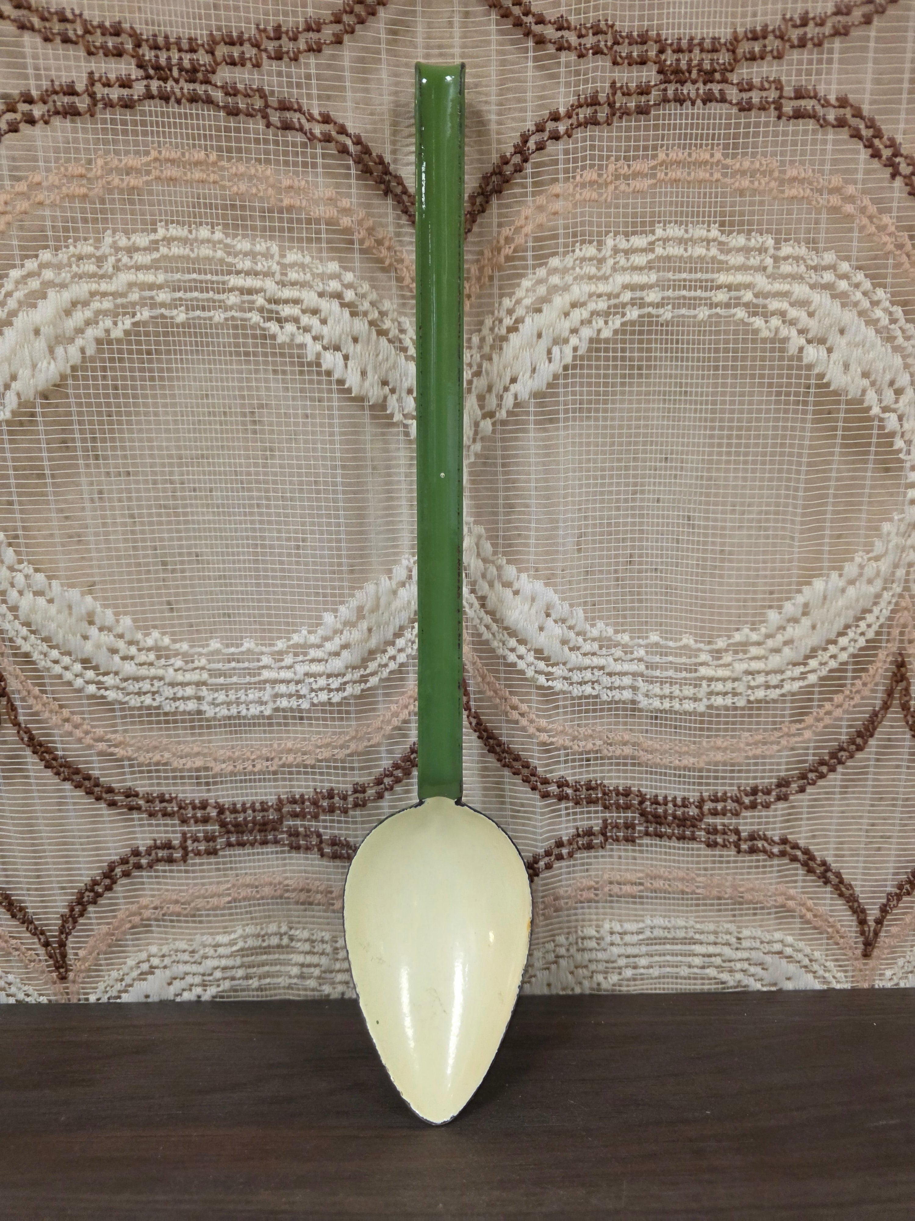 Vintage emaille lepel resedagroen met witte binnenkant, 33 cm lang