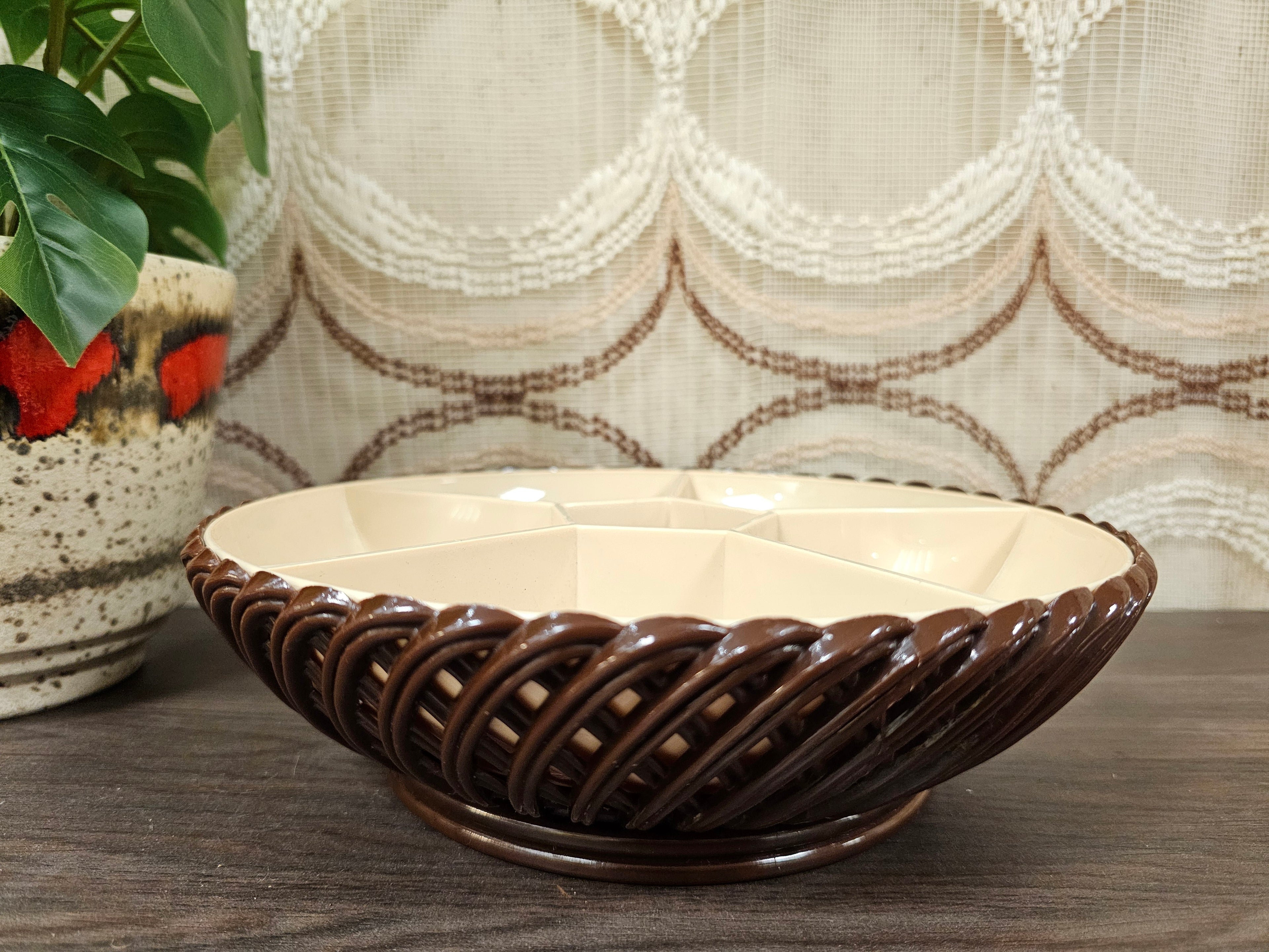 Vintage Emsa schaal met beige vakverdeling en bruine mandstructuur