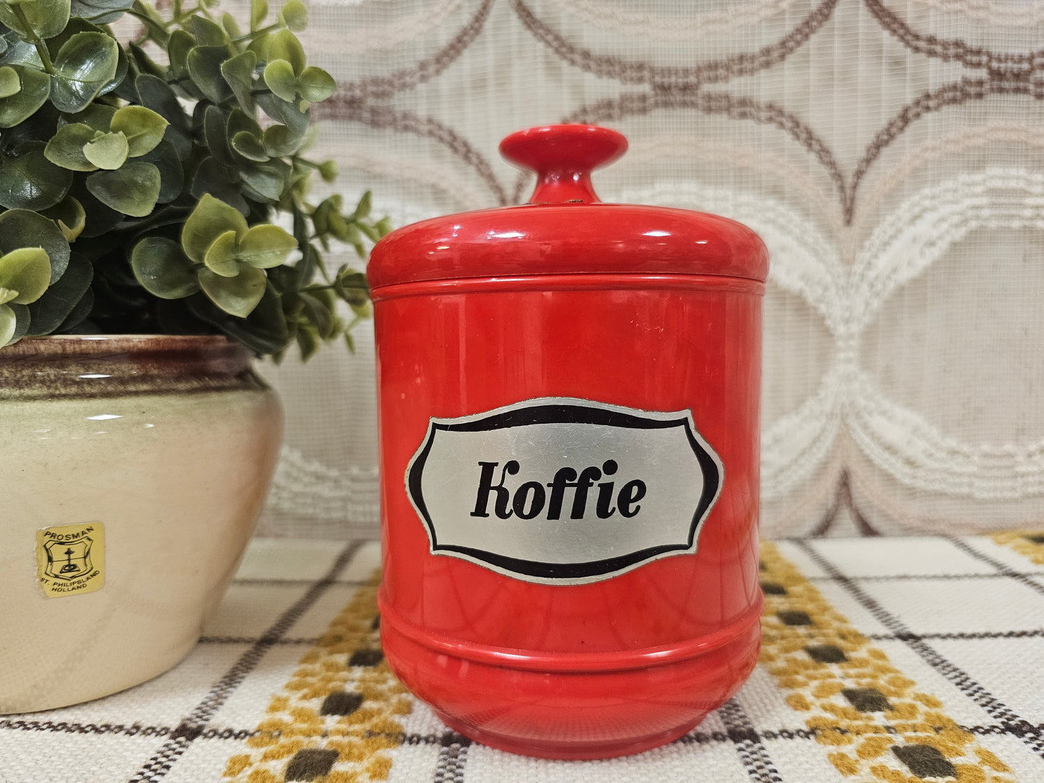 Vintage Emsa rode voorraadpot koffie, jaren ’70. Met originele sticker op de deksel. Stevig, kleurrijk en ideaal om koffie te bewaren