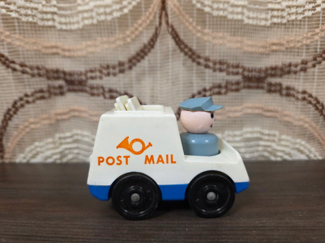 Vintage Fisher-Price postwagen met postbode, bestemmingskaartjes en POST MAIL opdruk.
