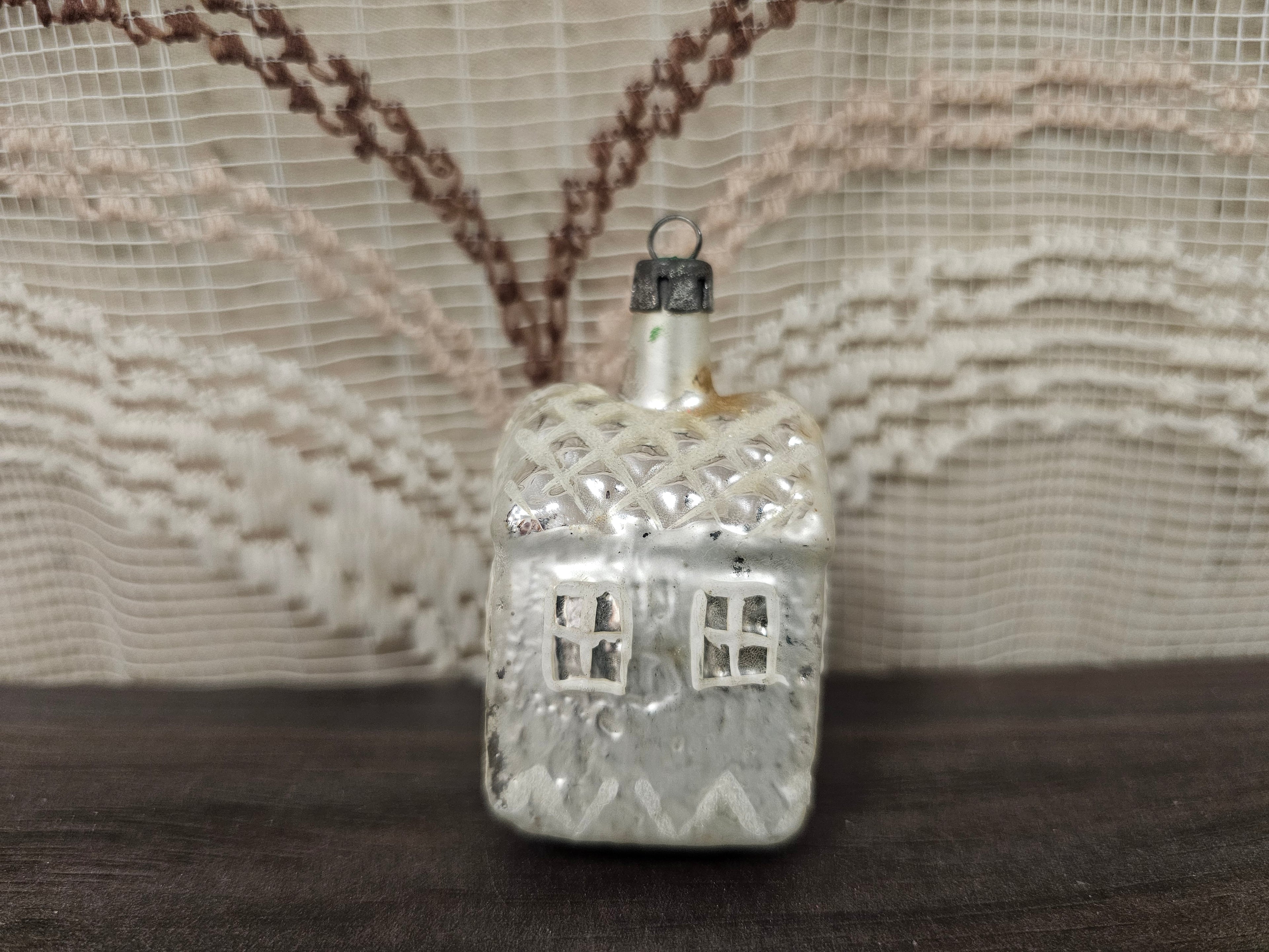 Vintage glazen kerstornament in de vorm van een huis, zilver, circa 6 cm hoog