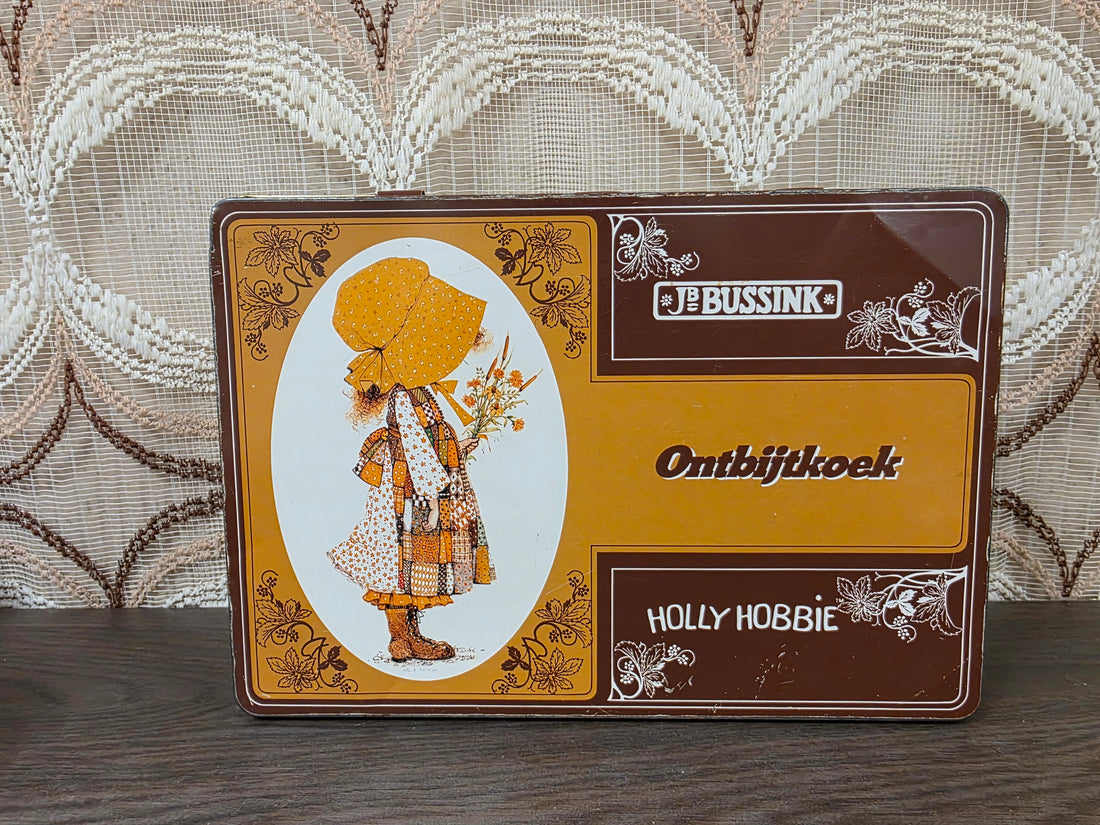 Vintage J.B. Bussink ontbijtkoekblik met Holly Hobbie illustratie in bruin- en okertinten