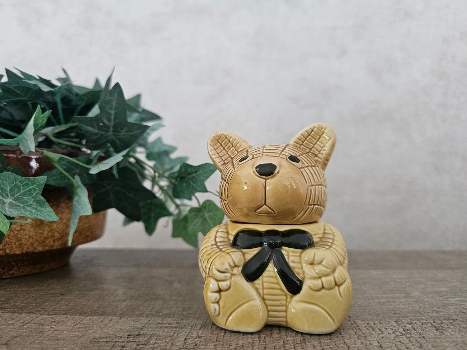 Vintage honingpot van keramiek in de vorm van een beertje, ca. 10 cm