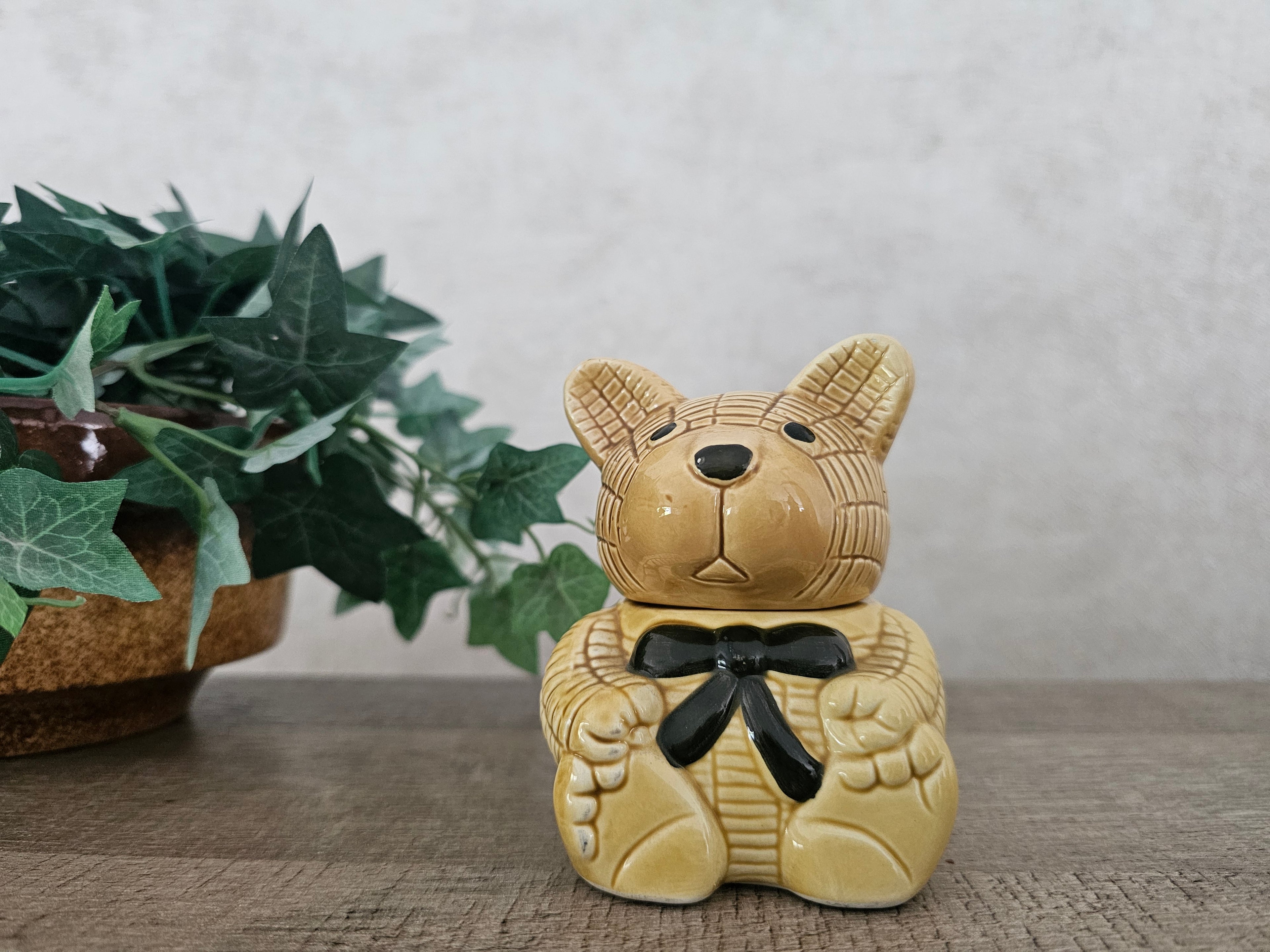 Vintage honingpot van keramiek in de vorm van een beertje, ca. 10 cm