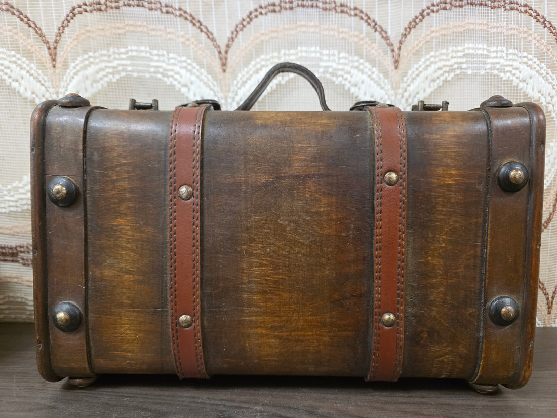 Vintage houten koffer met metalen details en handvat, 33 x 13 x 20 cm