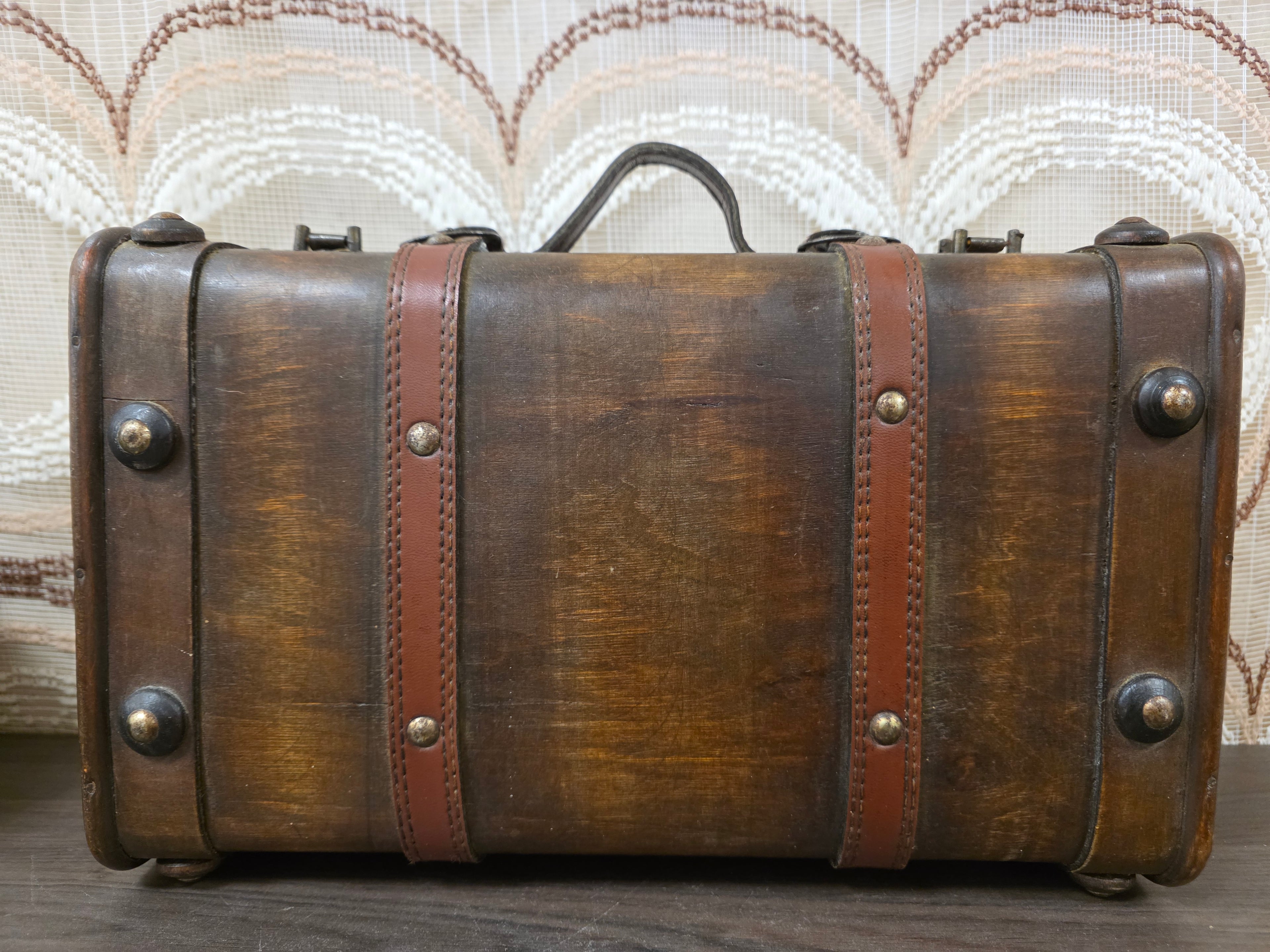 Vintage houten koffer met metalen details en handvat, 33 x 13 x 20 cm