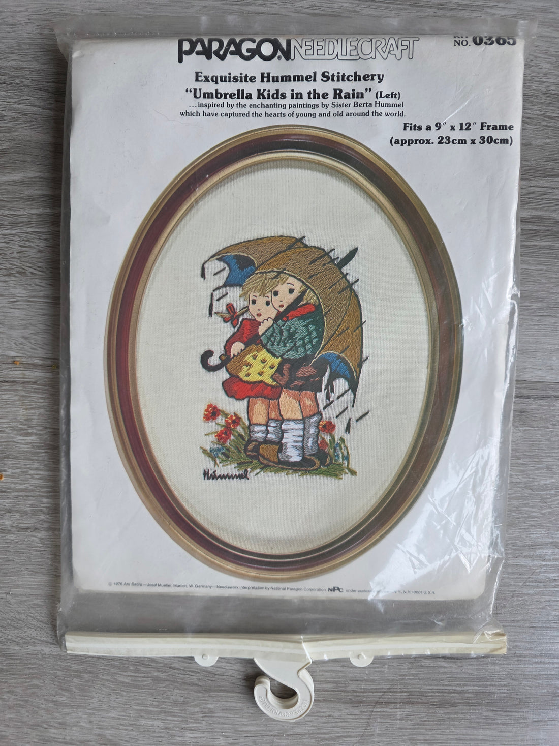 Vintage Hummel borduurpakket Paragon Needlecraft met kinderen onder paraplu