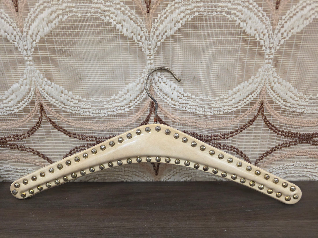 Vintage skailederen kledinghanger crème met metalen studs