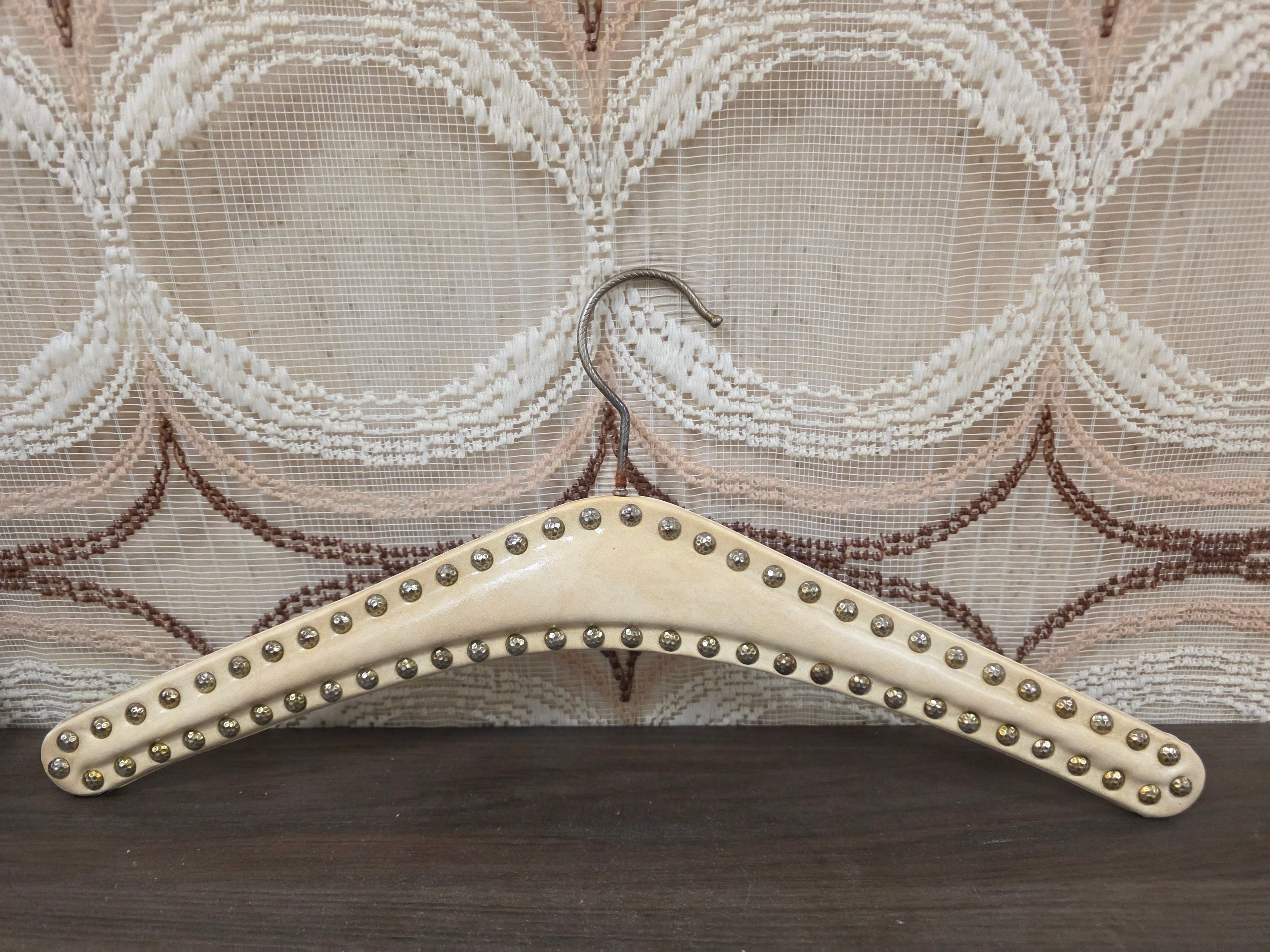 Vintage skailederen kledinghanger crème met metalen studs