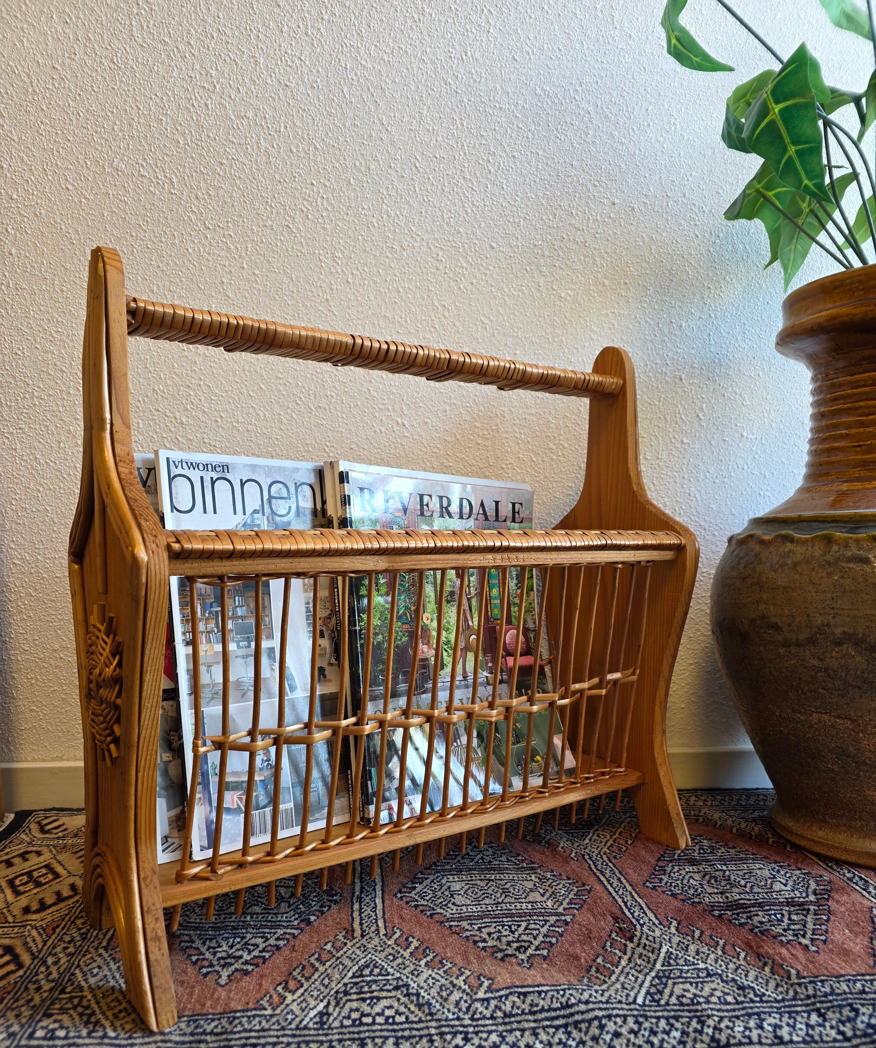 Vintage lectuurbak van hout en rotan met handgreep