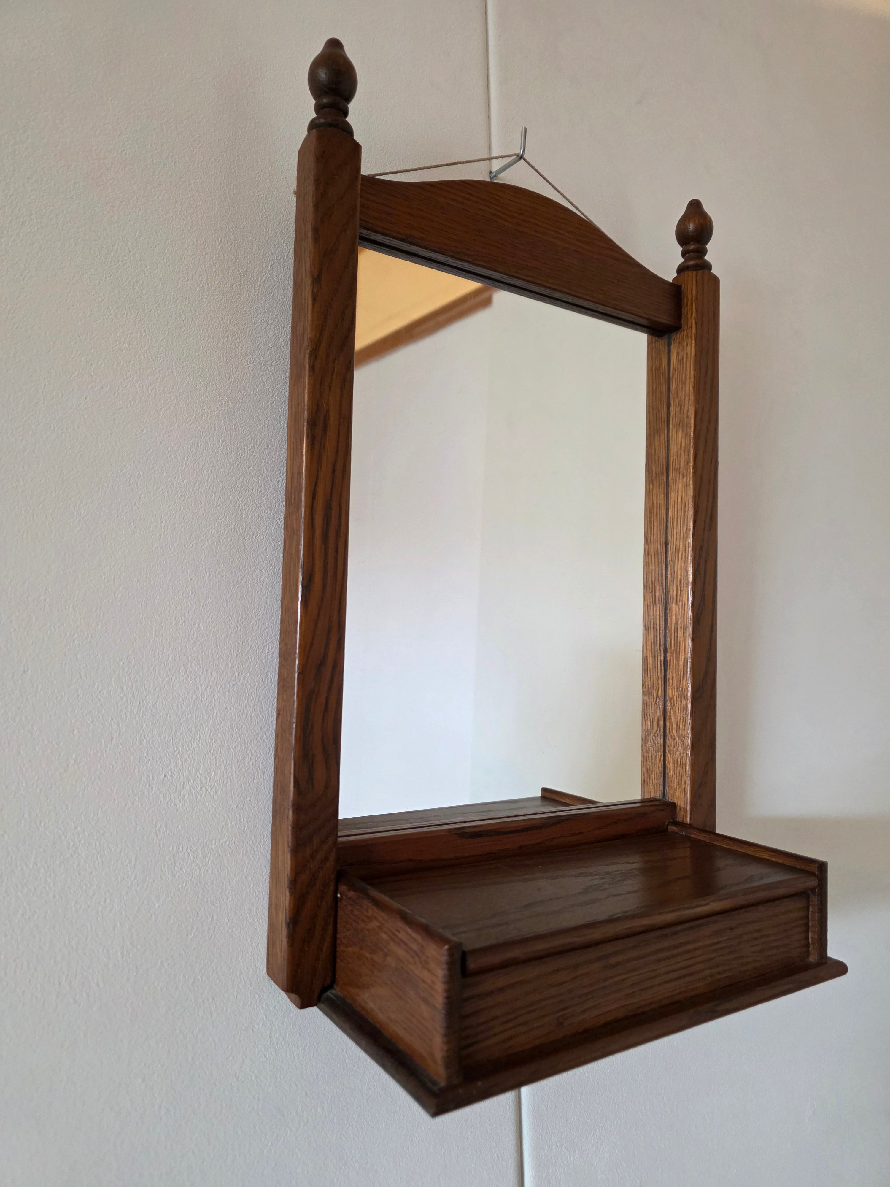 Spiegel van Meubelfabriek Oisterwijk vermoedelijk van eikenhout met opbergvak