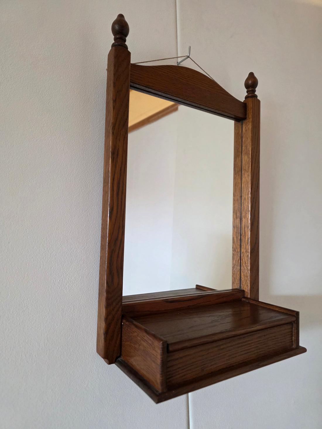 Spiegel van Meubelfabriek Oisterwijk vermoedelijk van eikenhout met opbergvak