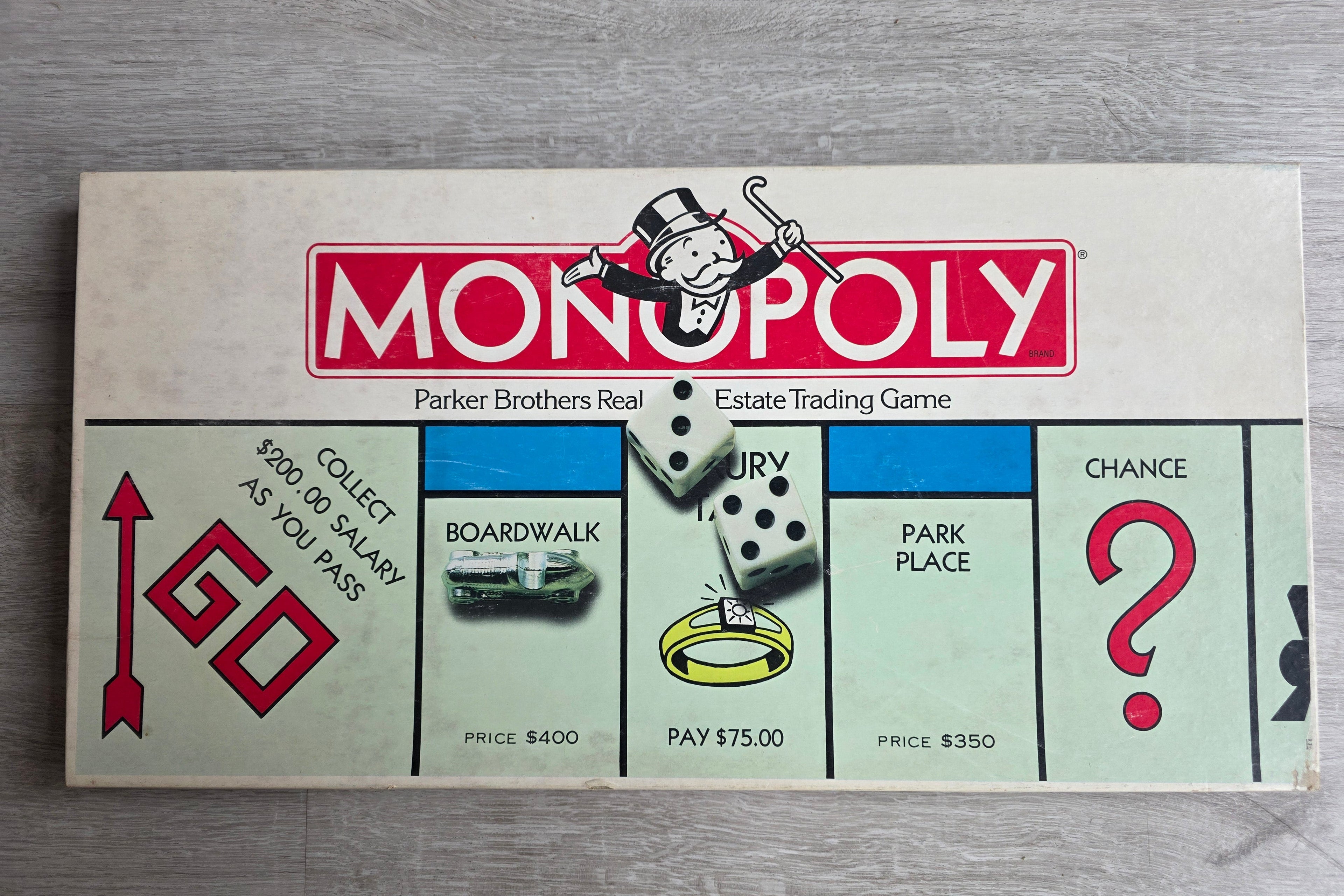 Vintage Amerikaanse Monopoly van Parker Brothers met compleet speelbord, pionnen, speelgeld en eigendomskaarten.