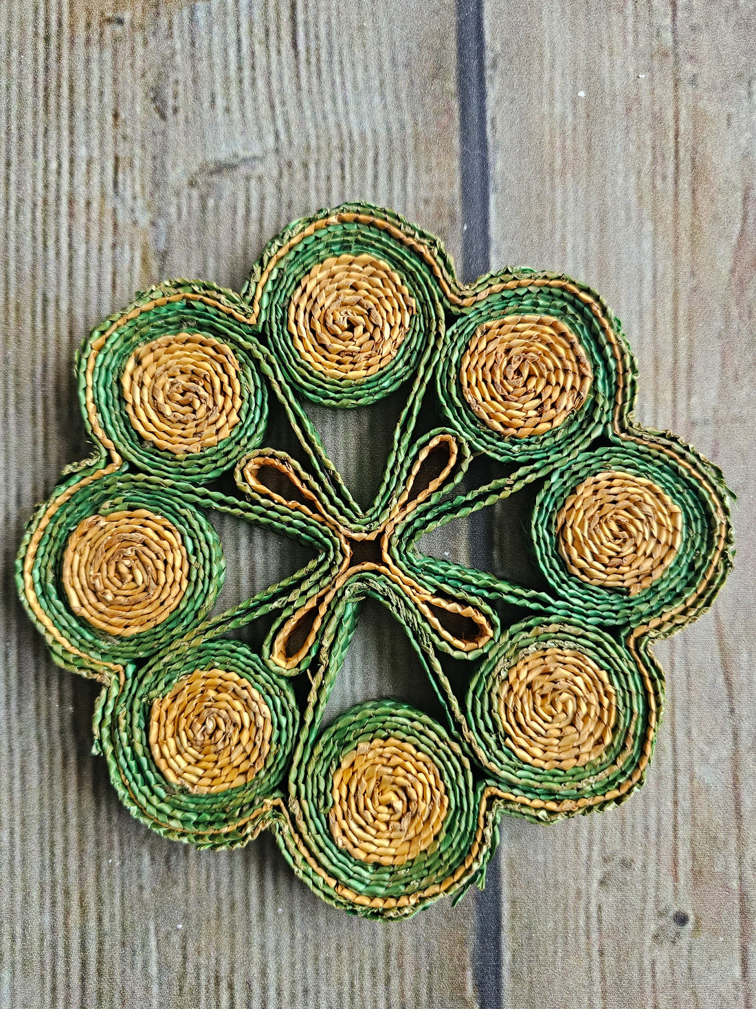 Vintage raffia onderzetter bloemvorm groen goudgeel
