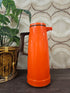 Vintage oranje thermoskan met bruin handvat, kunststof uitvoering, inhoud 1 liter.