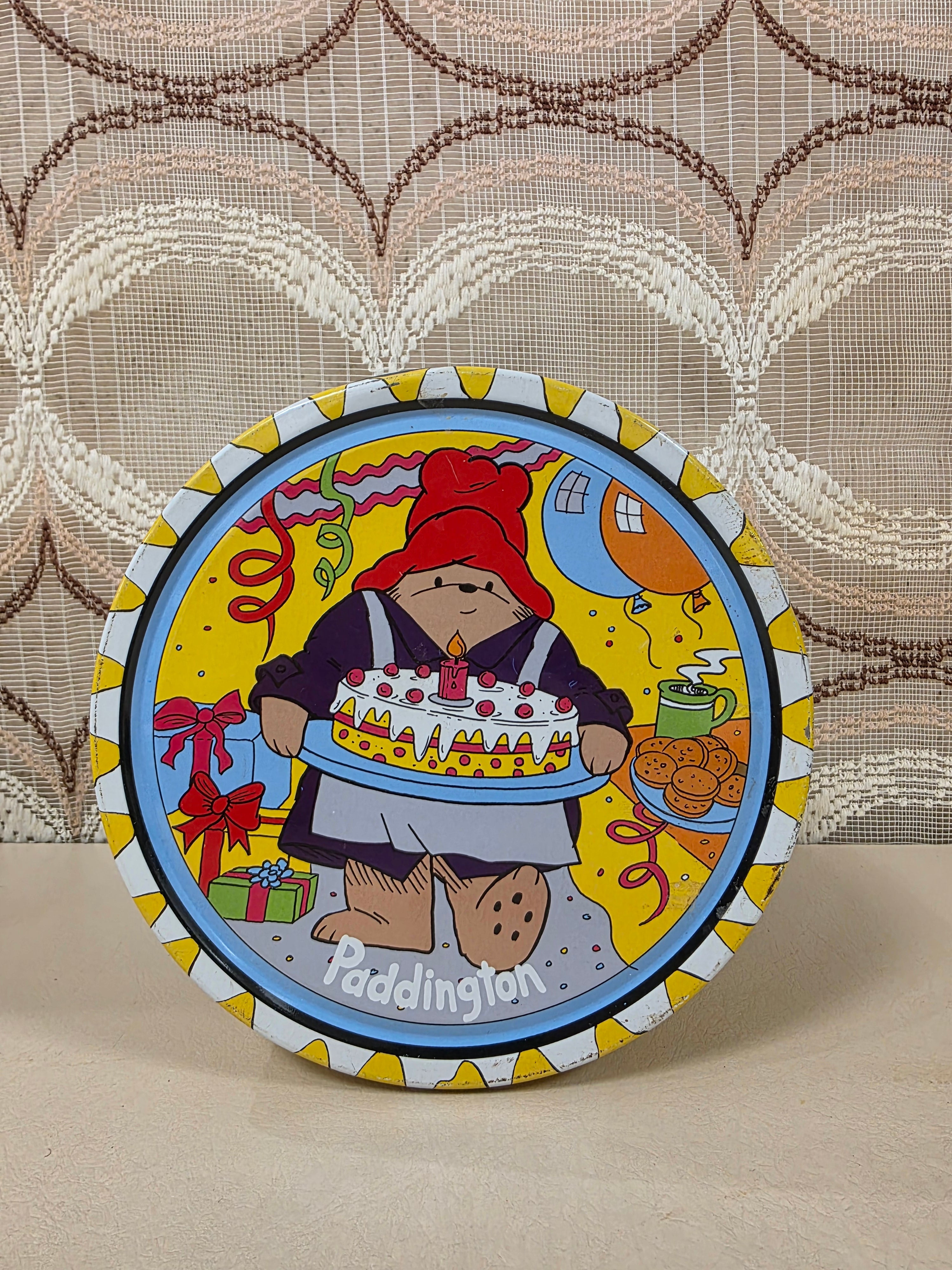 Vintage Paddington blik uit 1992 geel en blauw met illustraties van Paddington