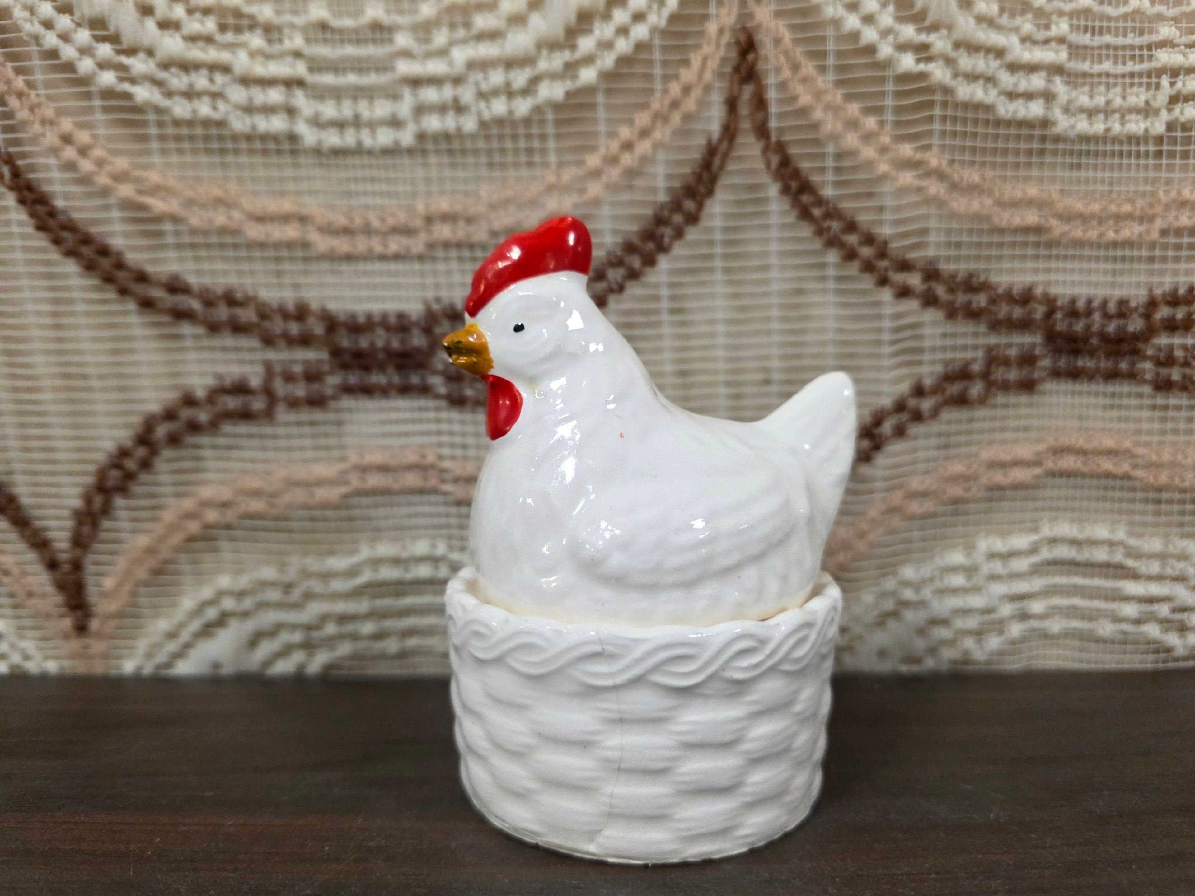 Peper en zout stel in de vorm van een witte kip op een mandvormig nest