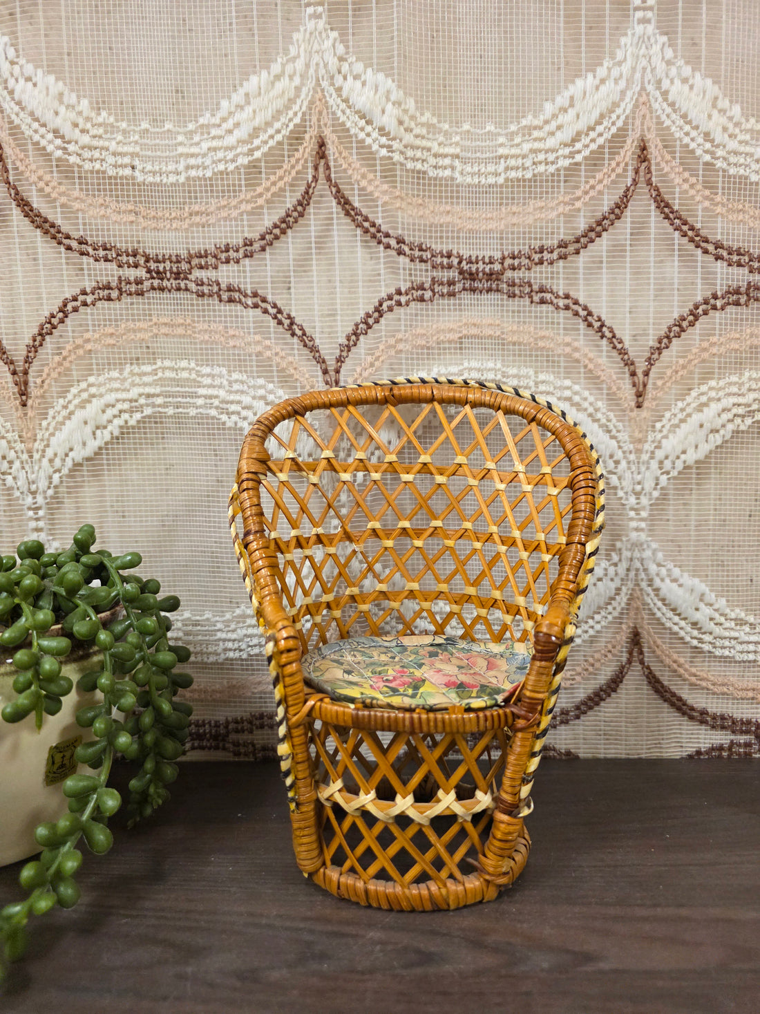 Vintage rotan poppenstoeltje met bloemen zitting van 21 cm