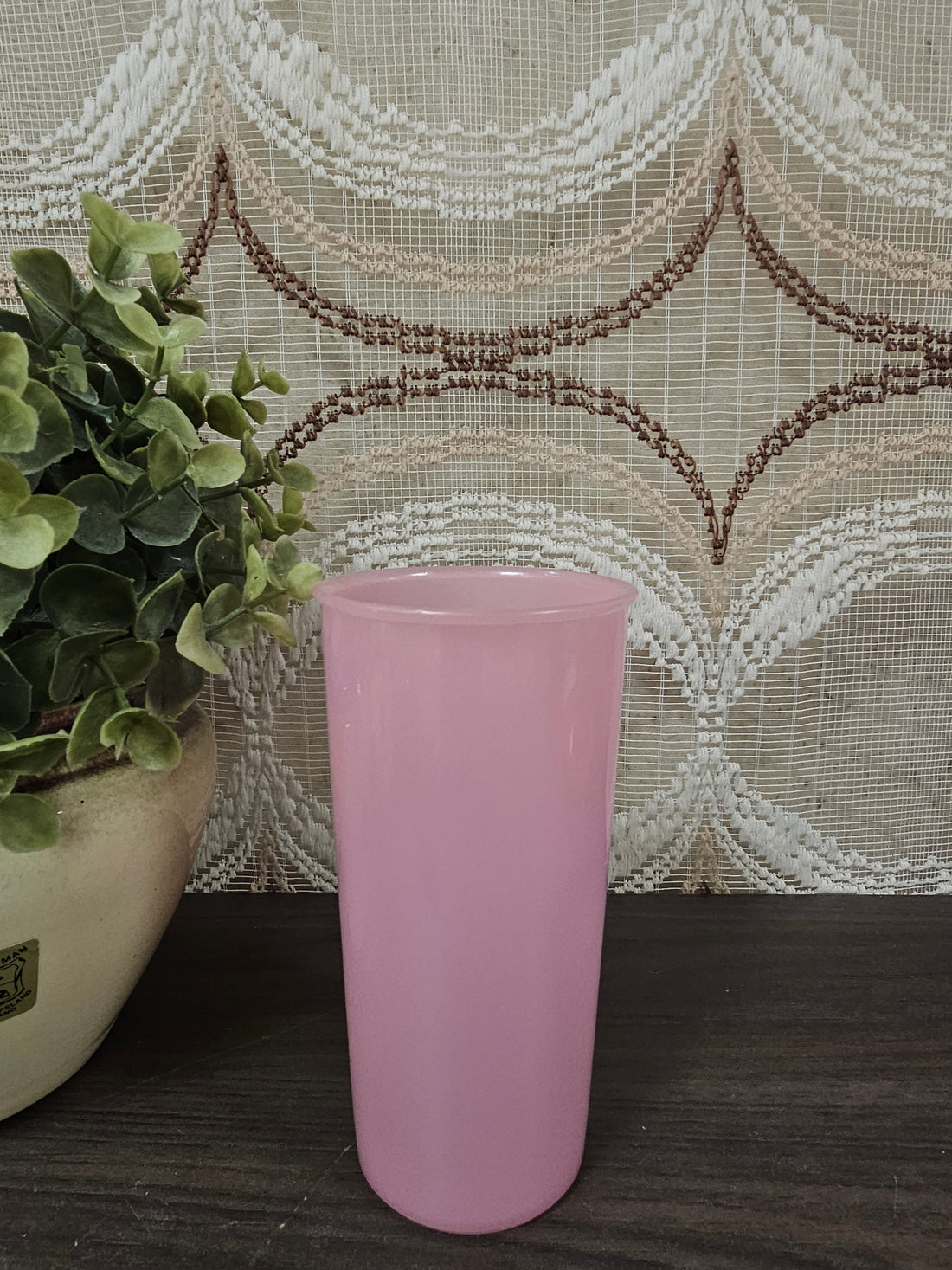 Roze vintage Tupperware beker van 250 ml, 12,5 cm hoog en 6,5 cm diameter, gemaakt van kunststof.