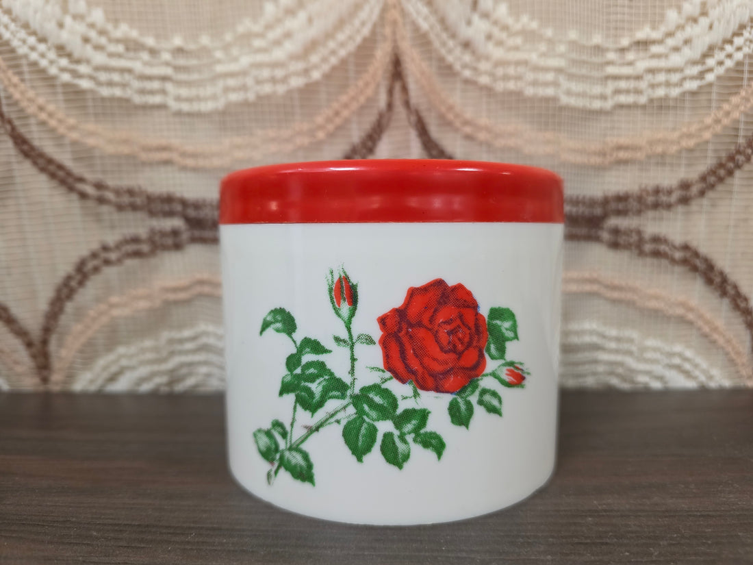 SENO voorraadpot met rode roos, rode deksel en witte kunststof pot.