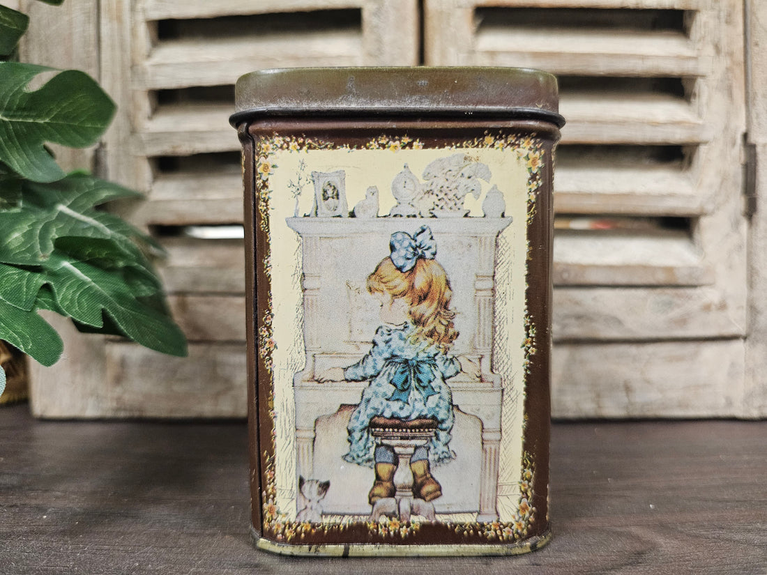 Vintage blikje met afbeeldingen getekend door Sarah Kay. Blikje is 10 cm hoog