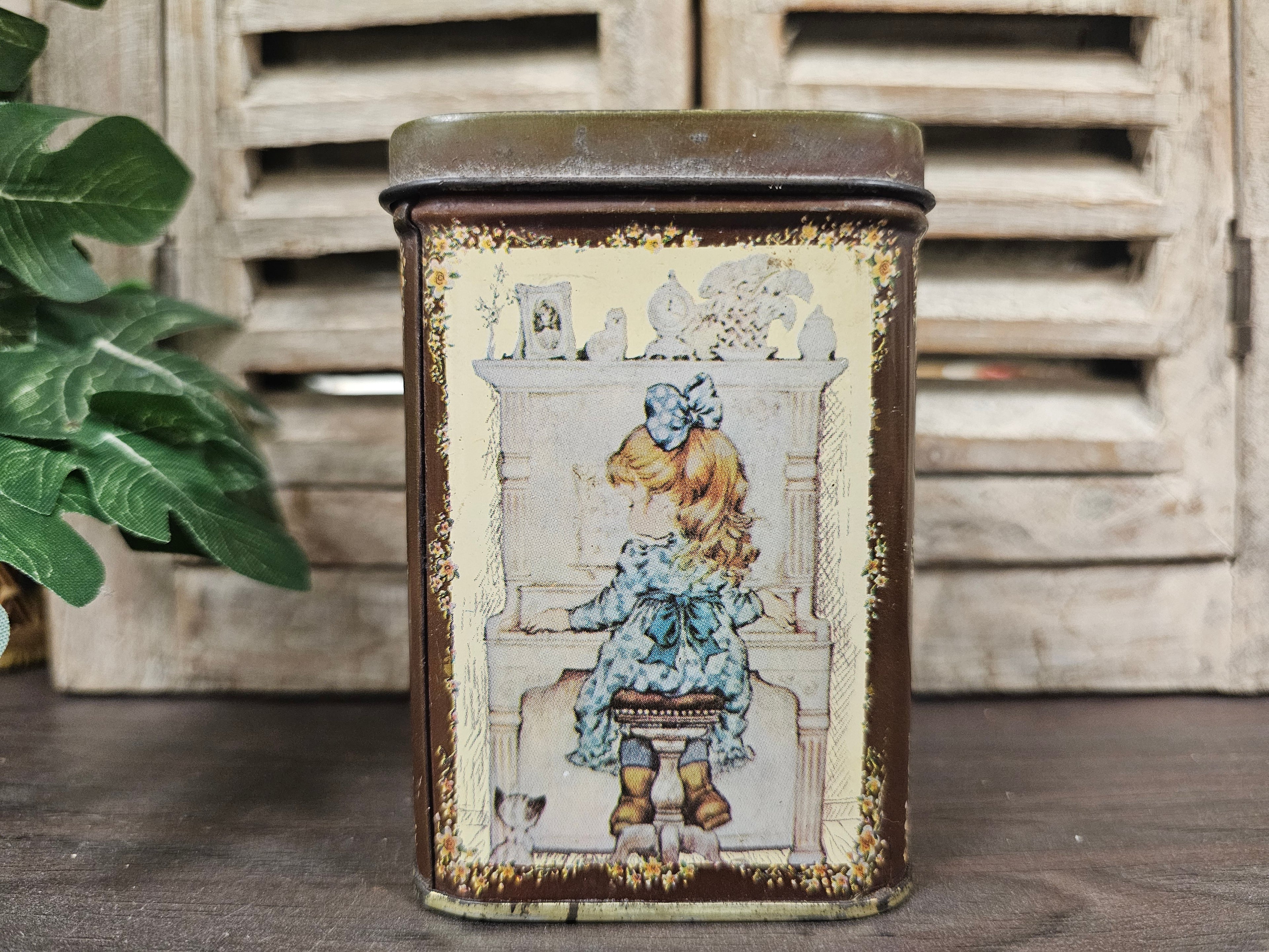 Vintage blikje met afbeeldingen getekend door Sarah Kay. Blikje is 10 cm hoog