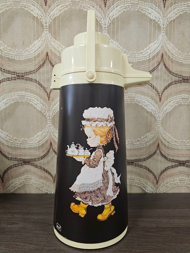 Sarah Kay thermoskan met meisje en theeservies – crèmekleurig, jaren 70