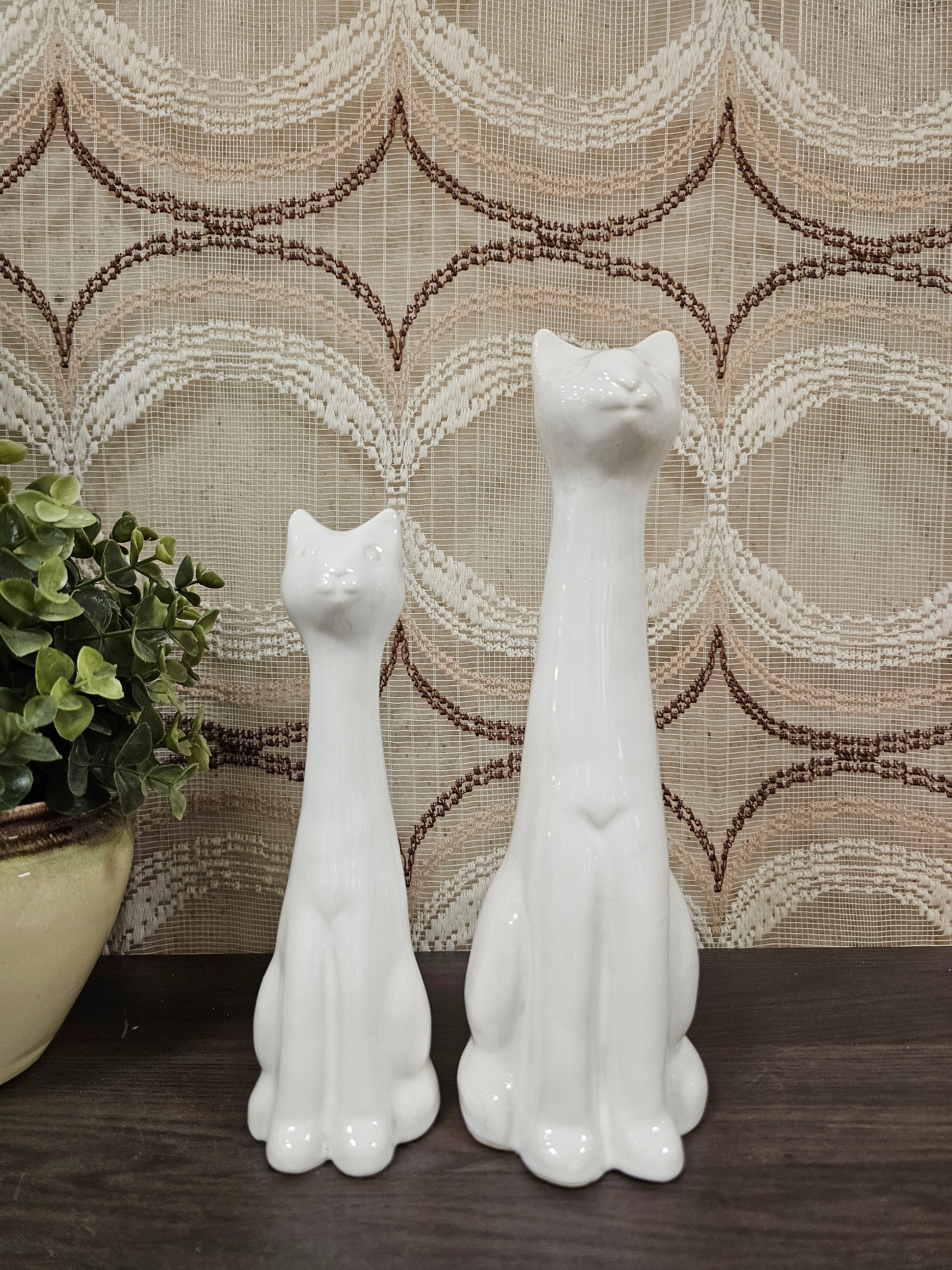 Set van twee witte keramieken katten met lange hals – 26,5 cm en 20 cm hoog – decoratief duo