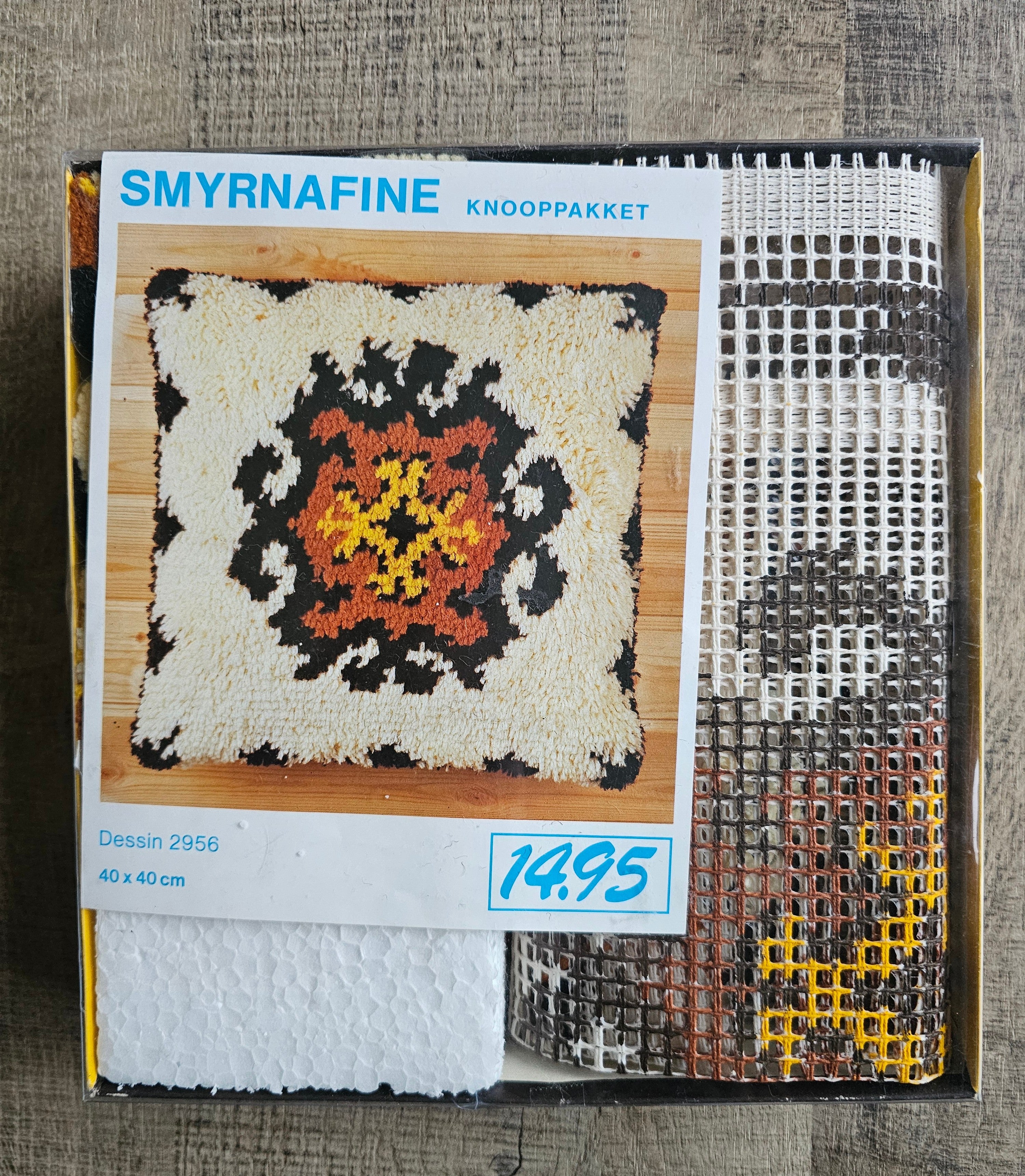 Smyrna knoopkussen met bloemmotief en wol