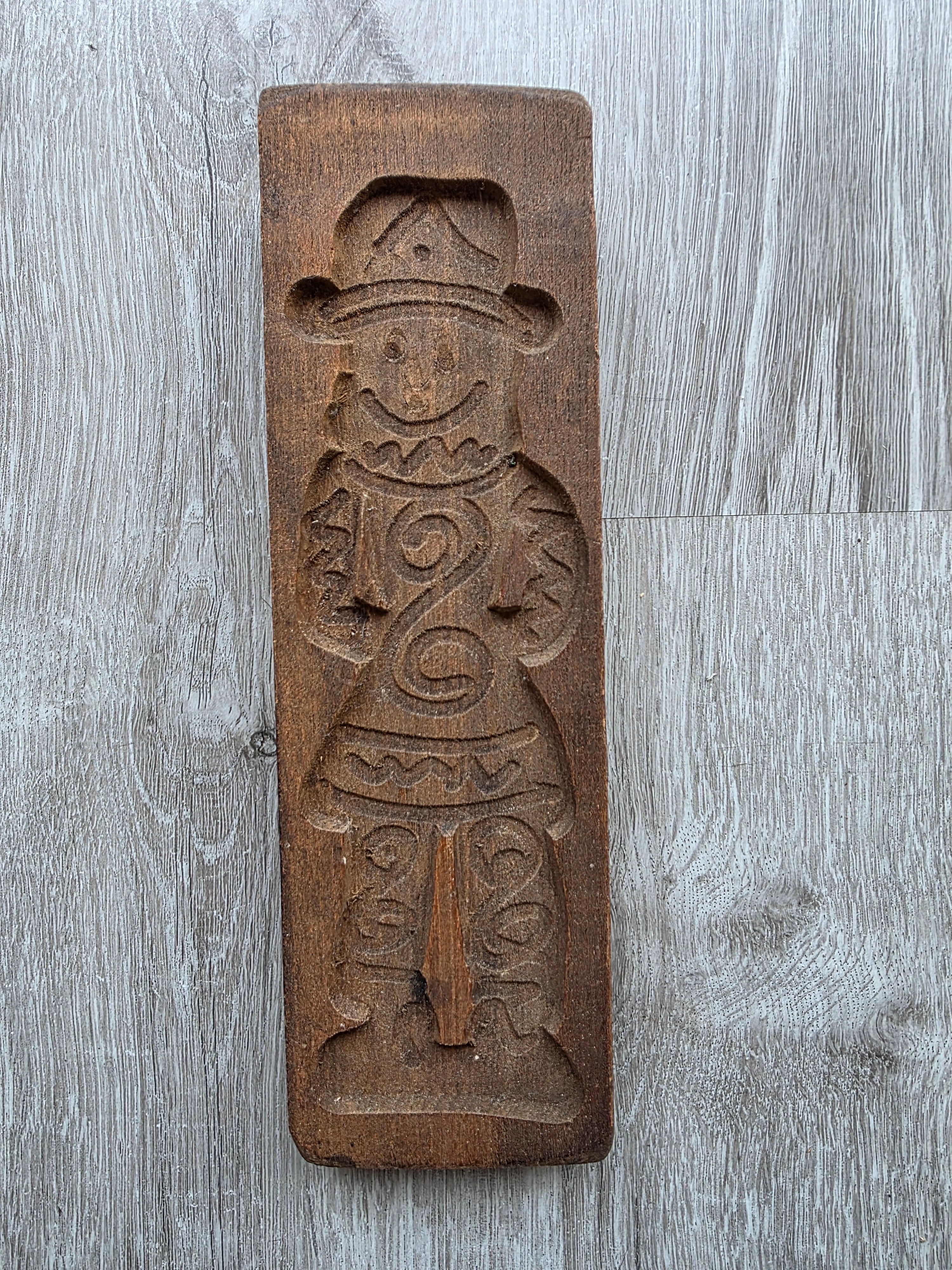 Vintage houten speculaasplank met uitgesneden mannenfiguur en hoed