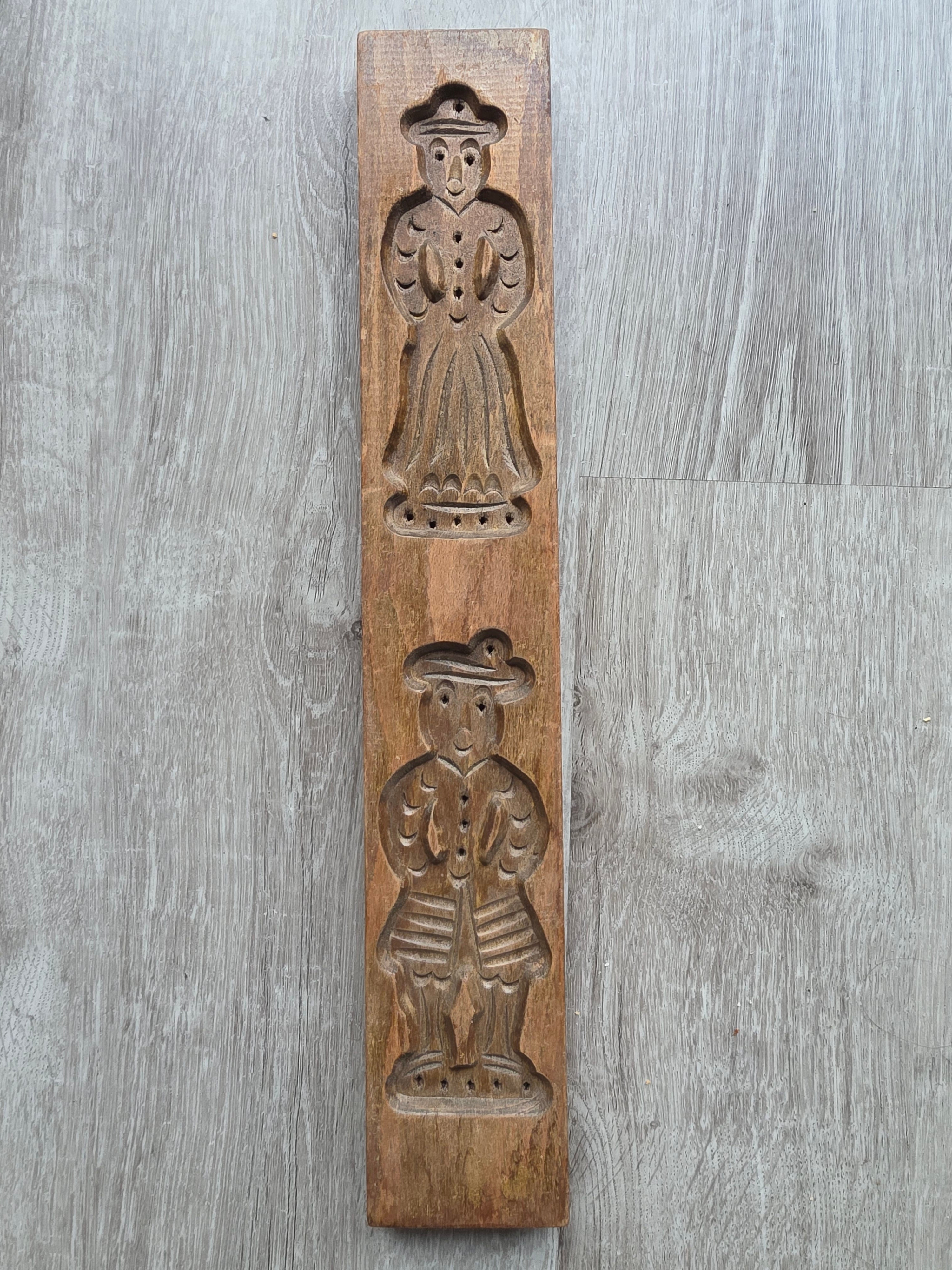 Vintage houten speculaasplank van 40 cm met uitgesneden man en vrouw