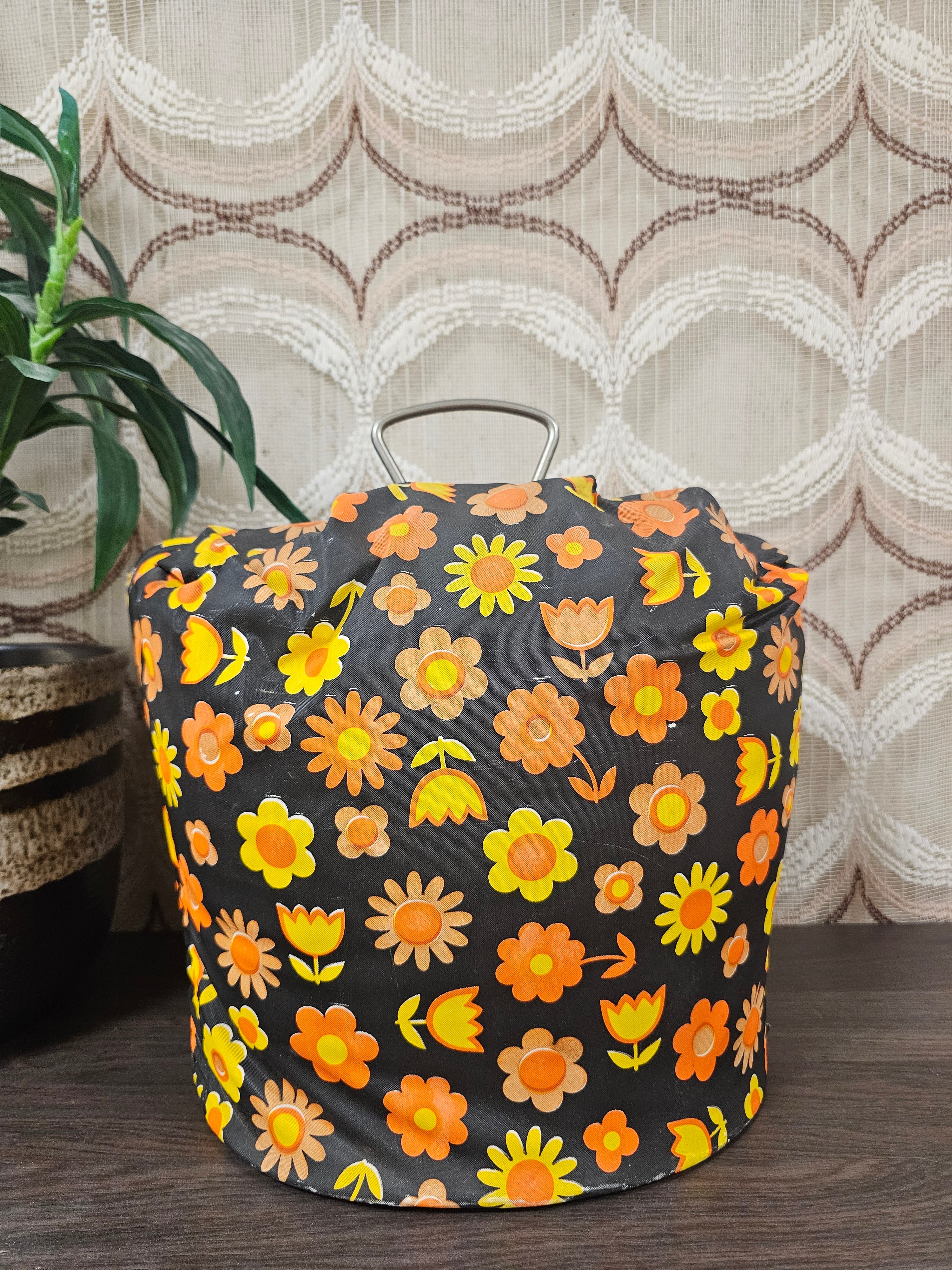 Vintage theebeurs met oranje en gele bloemen op bruine achtergrond – metalen knip