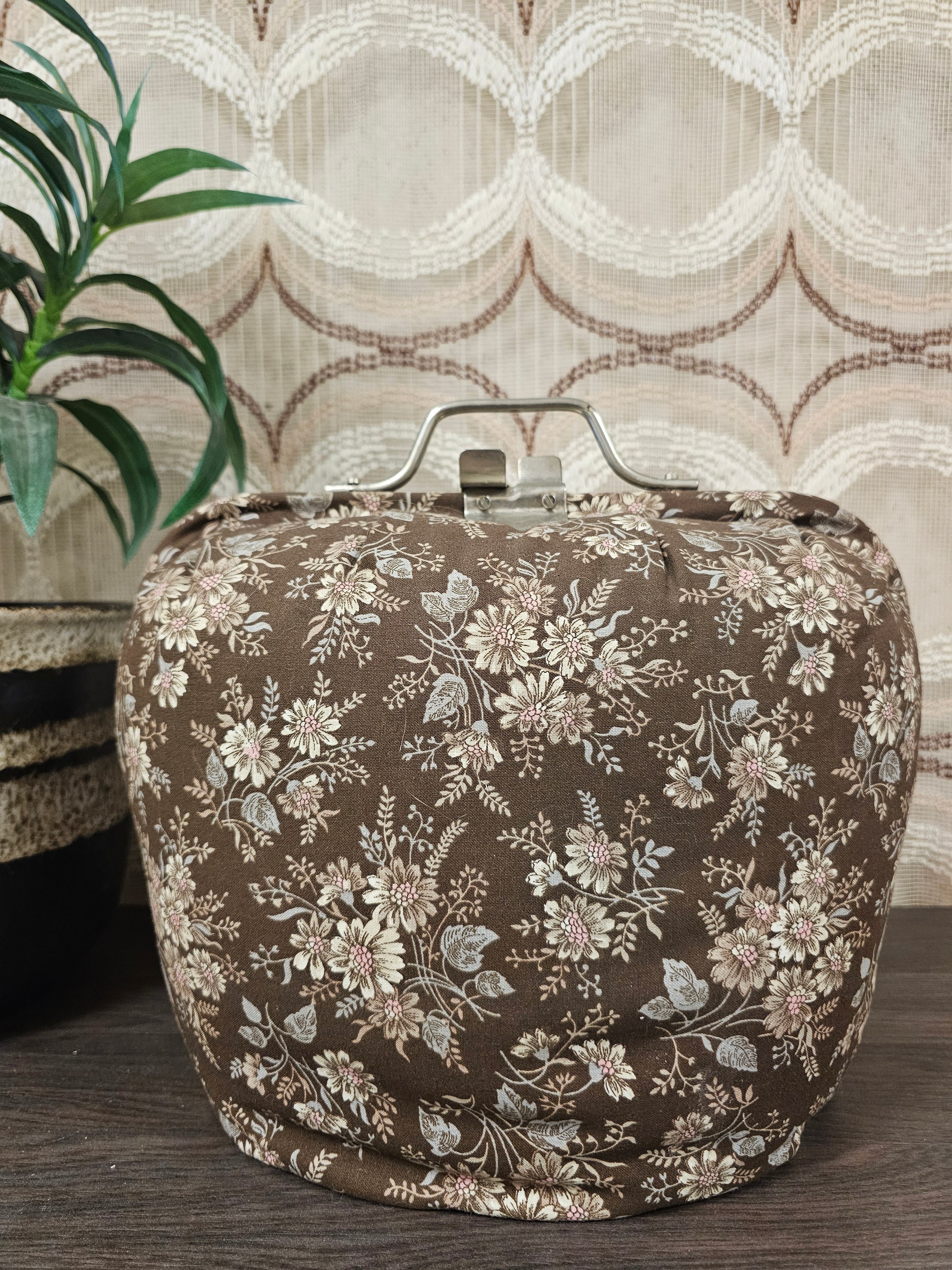 Vintage theebeurs in bruin met fijne bloemenprint in crème metalen knip gewatteerd en stevig