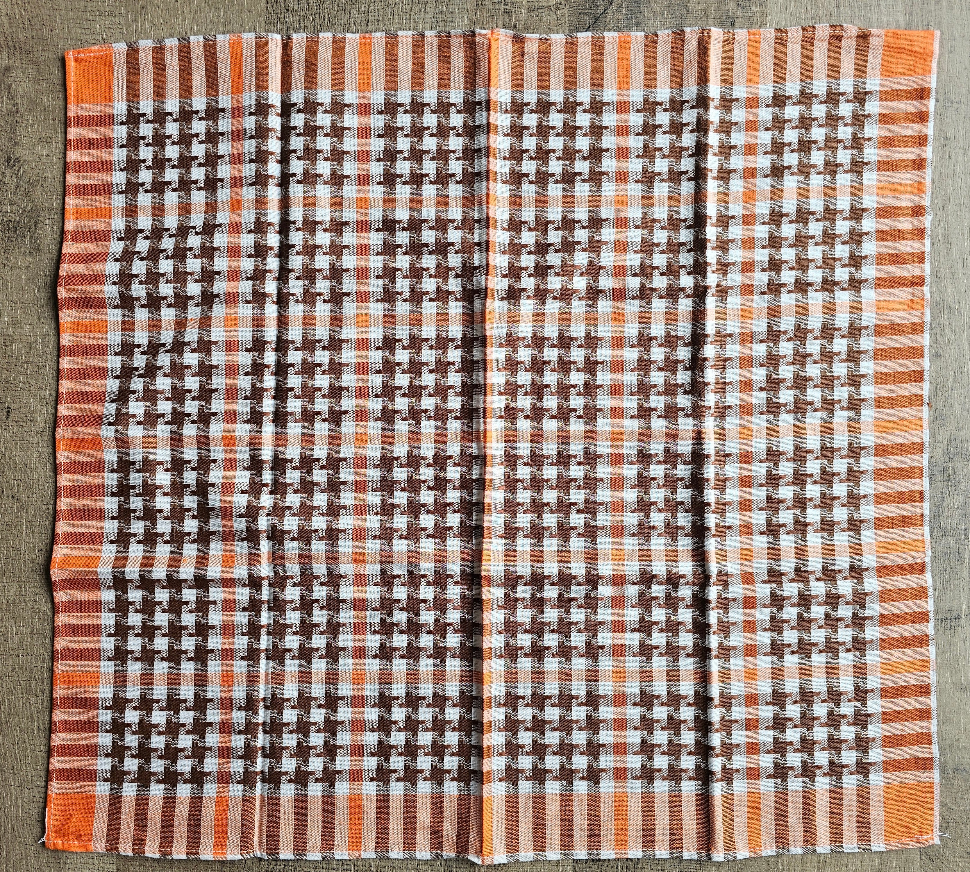 Vintage theedoek uit de jaren ’70 met oranje en bruine ruiten, gemaakt van 100% katoen, sfeervol keukentextiel.