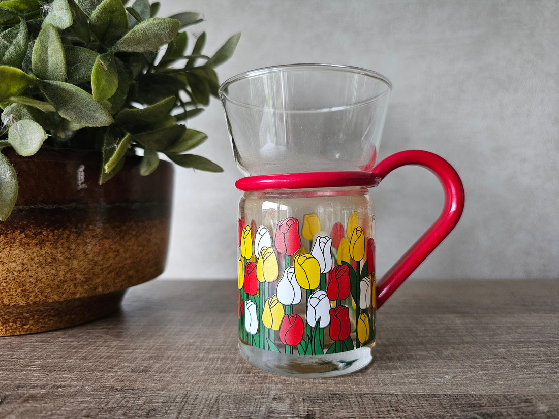 Theeglas jaren 80 met rood handvat en tulpen in rood, geel en wit.