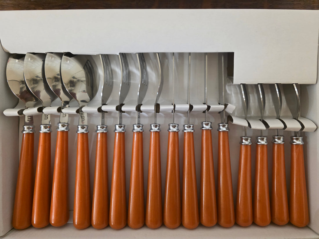 Vintage bestekset Toscane 16 delig nieuw in doos met oranje handgrepen