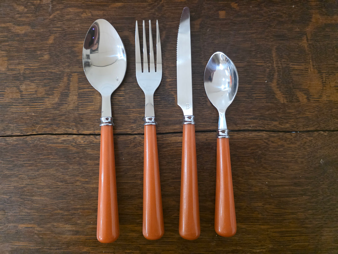 Vintage bestekset Toscane 16 delig nieuw in doos met oranje handgrepen