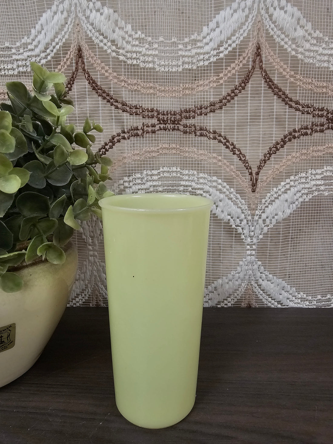 Pastel geel vintage Tupperware beker van 250 ml, 12,5 cm hoog en 6,5 cm diameter, gemaakt van kunststof.