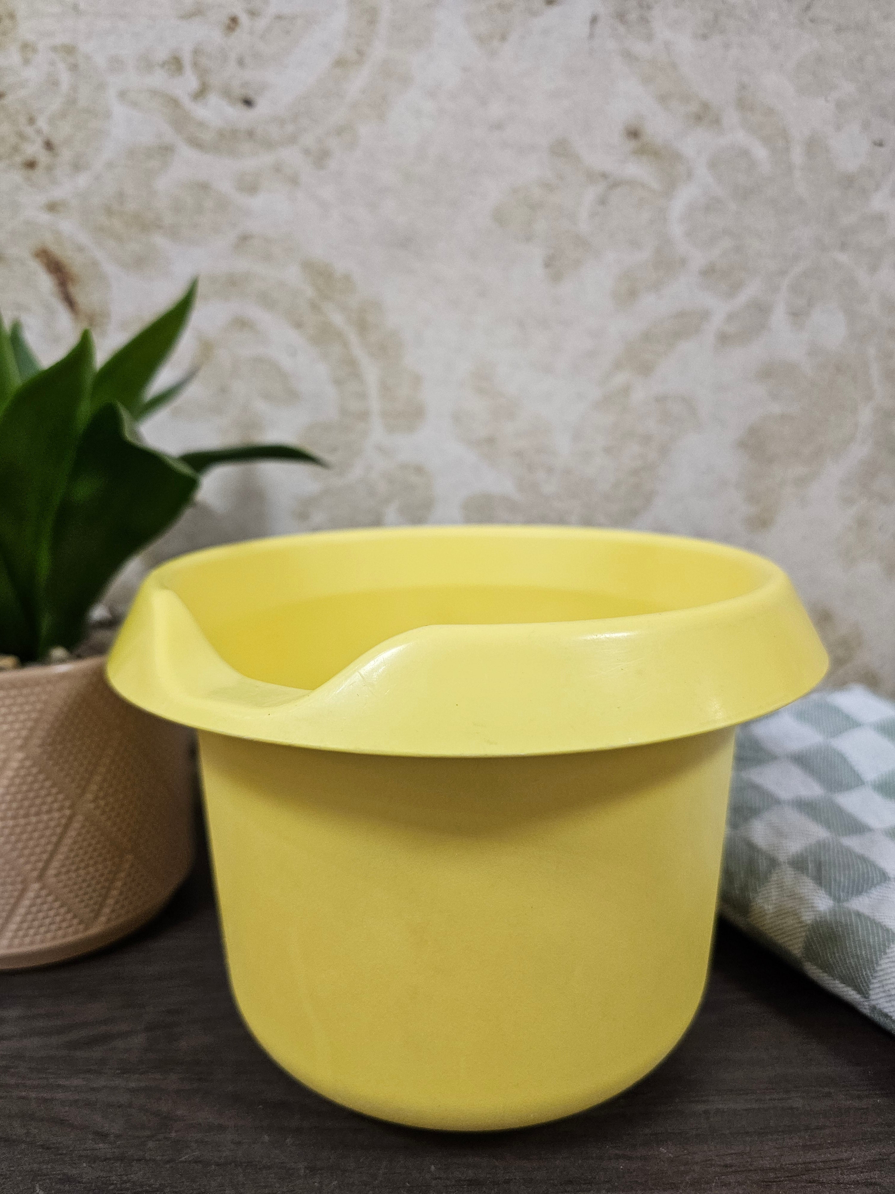 Vintage Tupperware beslagkom geel
