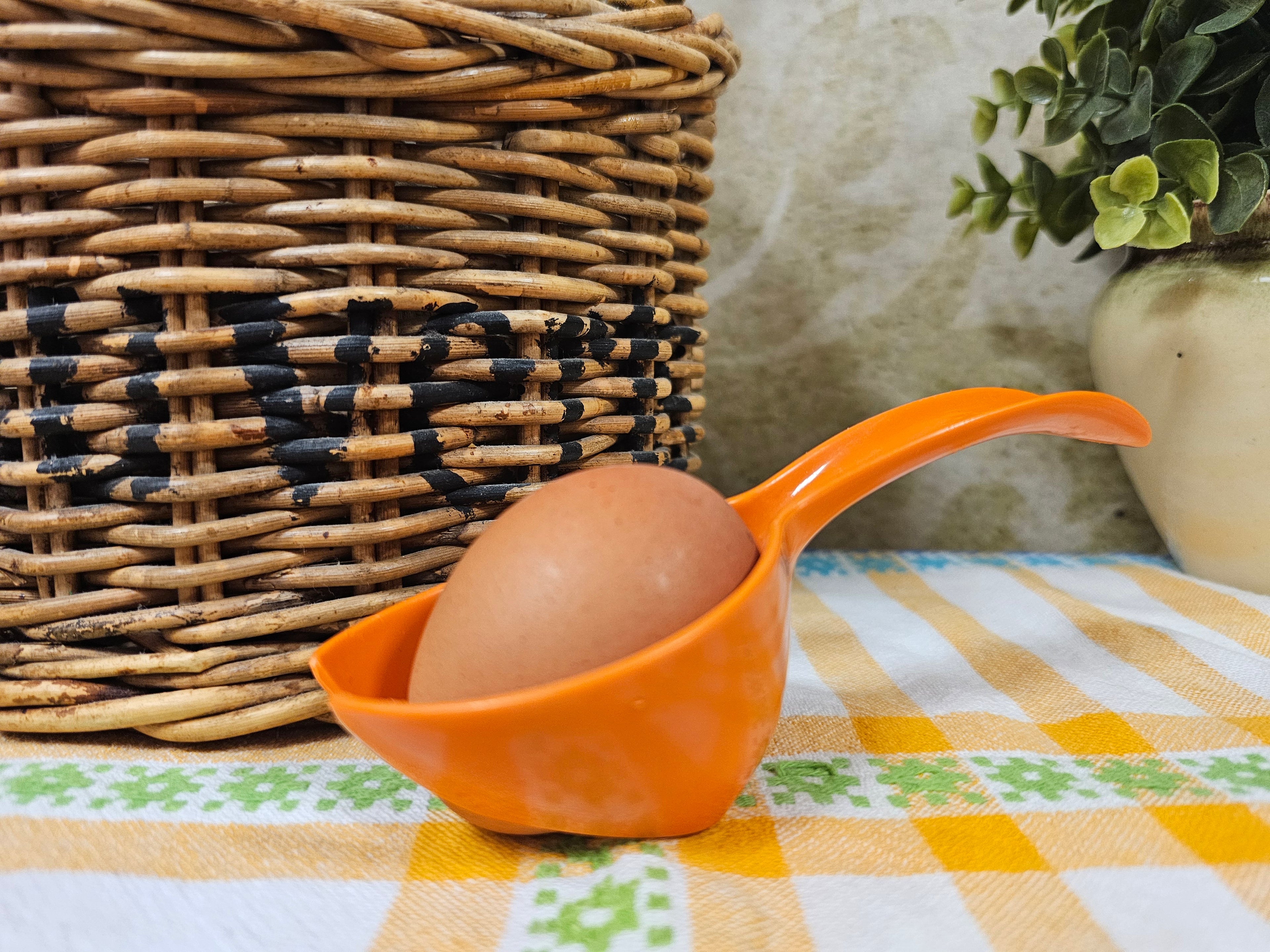 Vintage Tupperware eierlepel van oranje kunststof – jaren 70 keukenhulpje