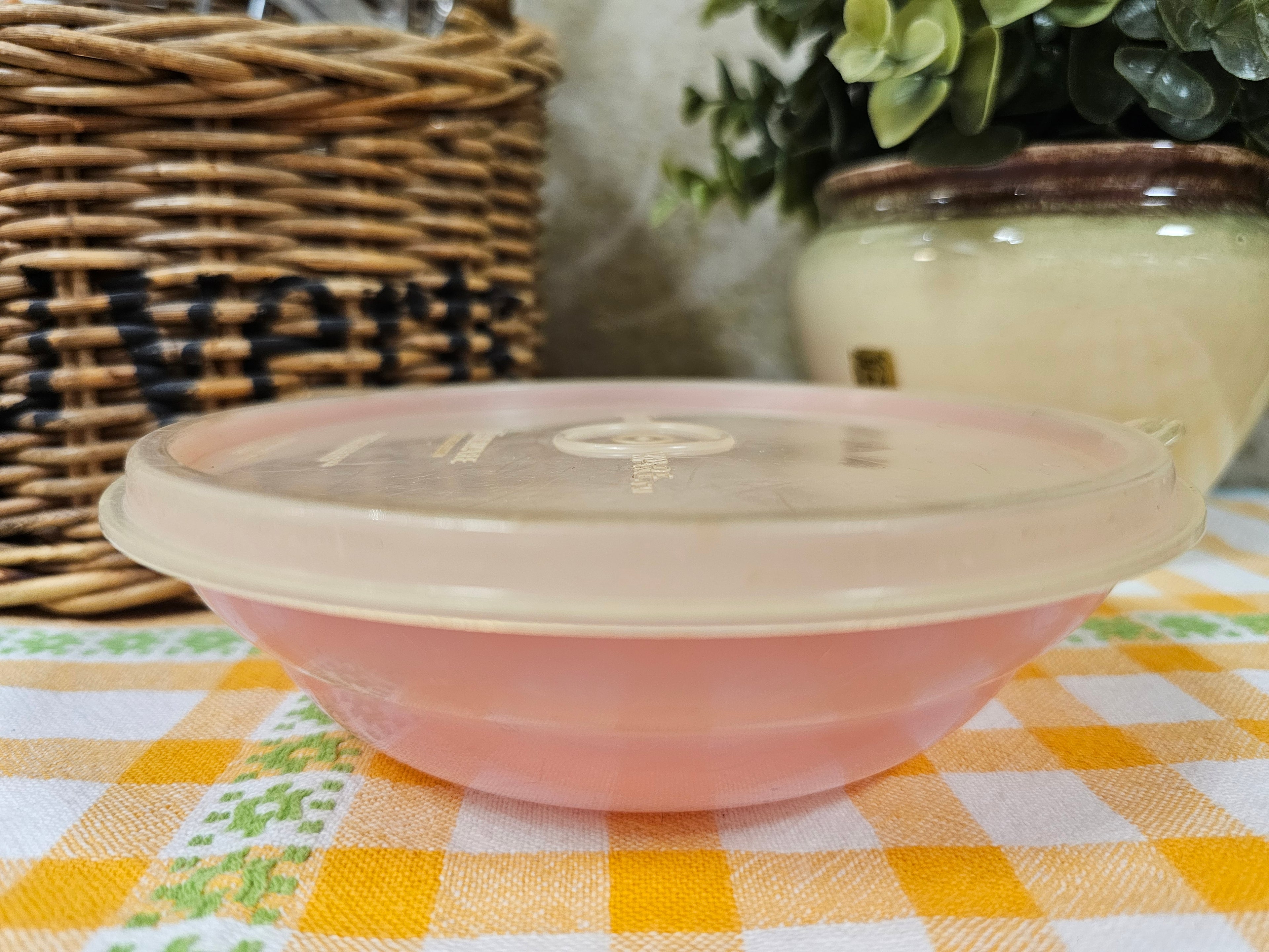Vintage Tupperware pastel roze schaaltje met deksel
