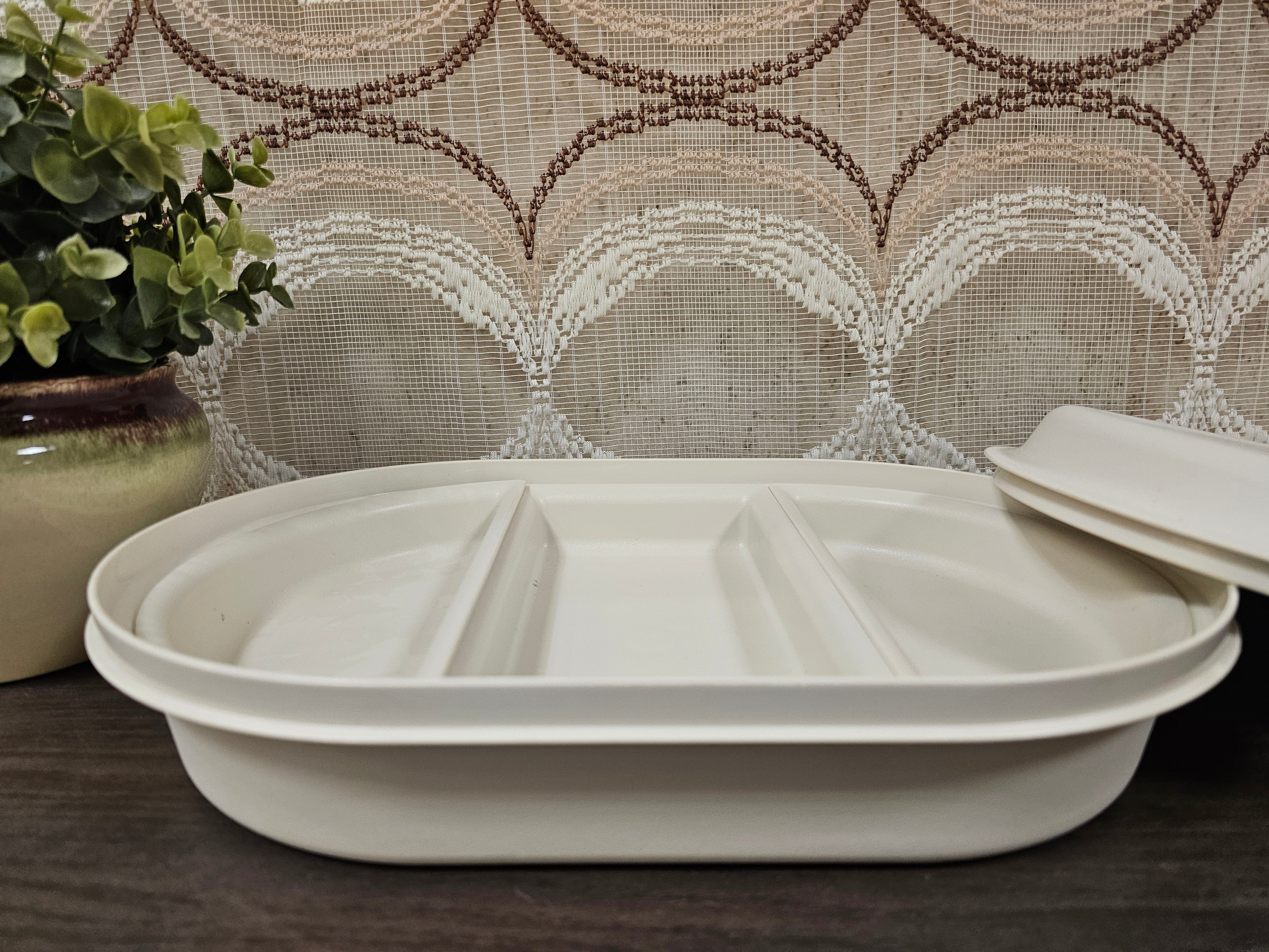 Crèmekleurige vintage serveerschaal van Tupperware met drie vakken en deksel, geschikt om warm of koel te serveren.